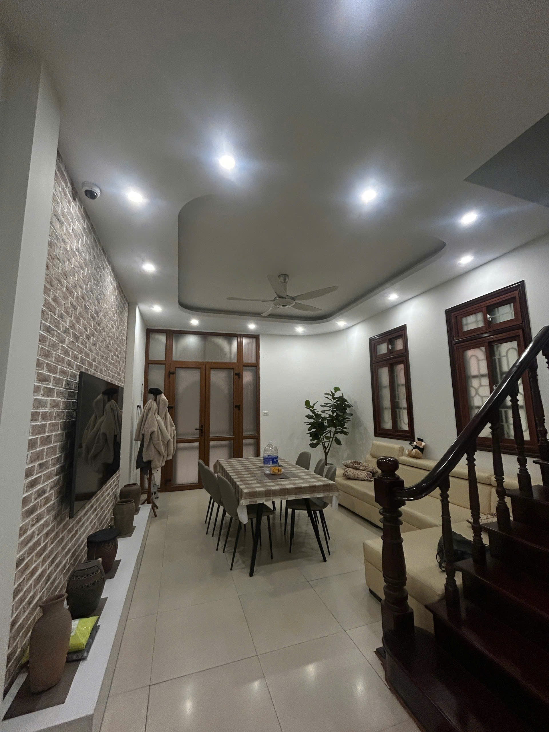 Nhà lô góc, ngõ ô tô Nguyễn Khang, Cầu Giấy 52M x 4 tầng giá 20 triệu