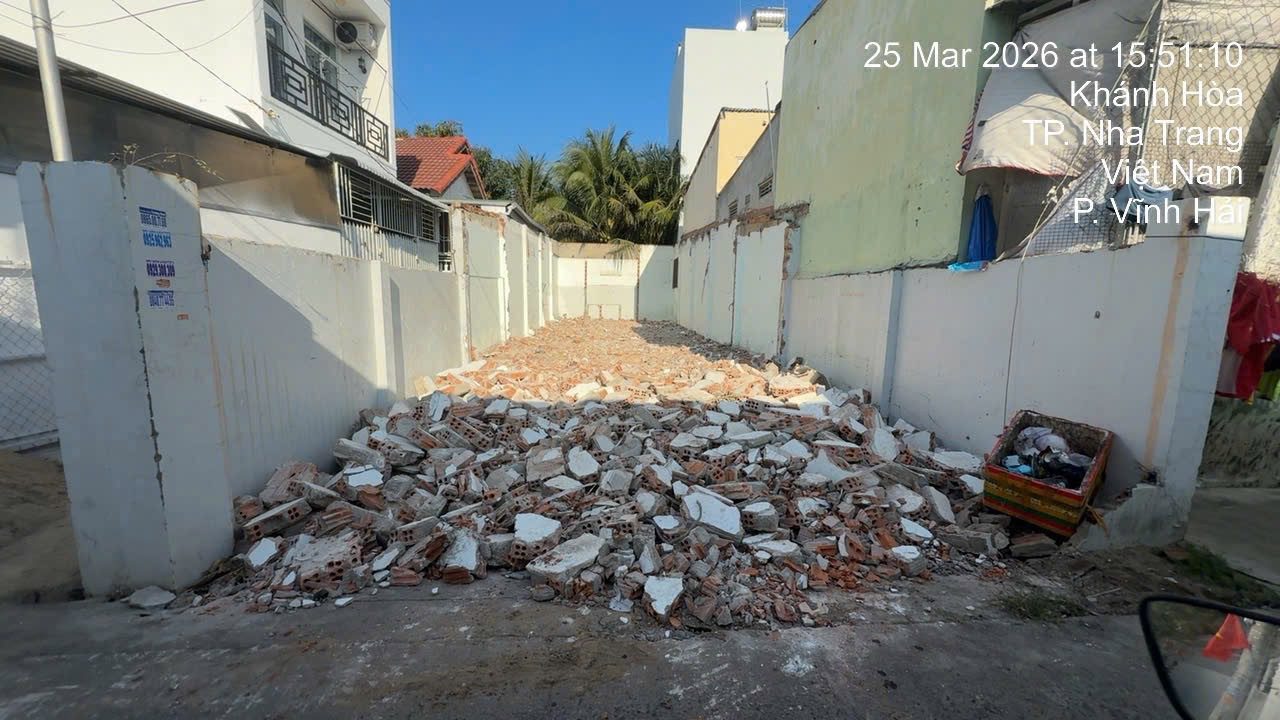 Bán lô đất hẻm ô tô gần chợ Vĩnh Hải, Nha Trang.
- Diện tích: 112,2m² (ngang 6m, full thổ cư)
- Hướng: Tây
- Đường hiện trạng rộng 3m, ô tô đi thoải mái.
- Vị trí tiềm năng:
Cách biển chỉ ~1km, thuận tiện đi lại.
Cách chợ Vĩnh Hải vài trăm mét, khu 