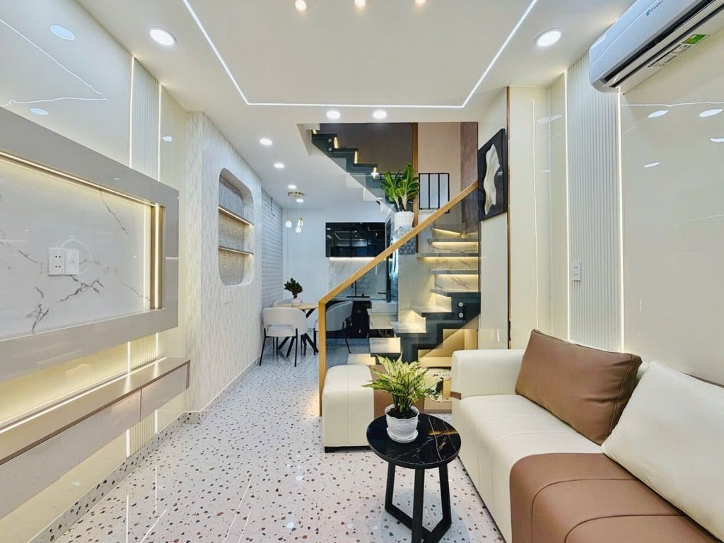 Bán nhà sổ hồng riêng, 3 tầng, gần sân bay, bv 175