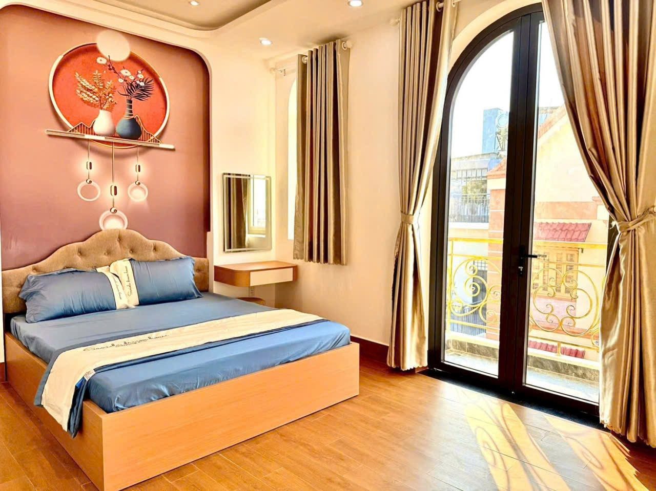 BÁN GẤP NHÀ PHỐ NGUYỄN KIỆM- 5 LẦU - NHÀ MỚI - HẺM XE HƠI- VỊ TRÍ ĐẸP NGAY SÂN BAY