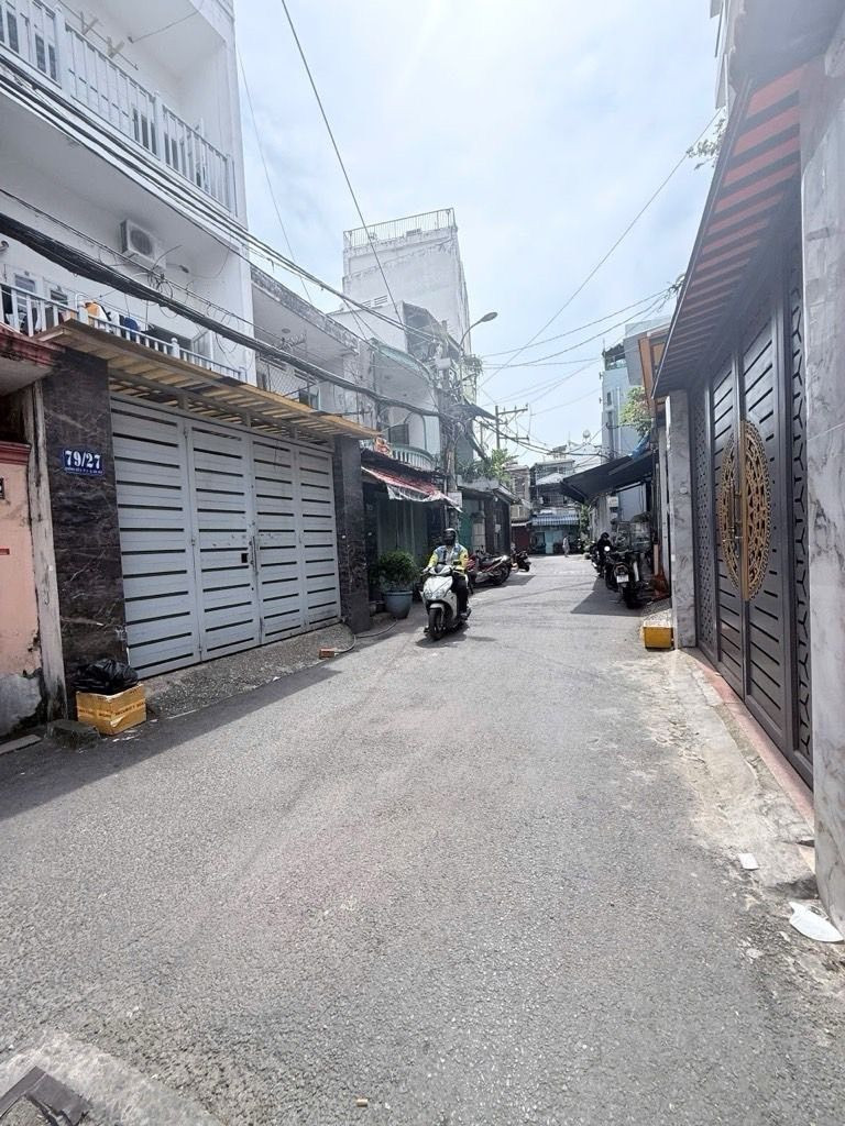 NHÀ PHỐ - 3 LẦU ,BỀ NGANG BỀ THẾ 5M - HIẾM,NGAY SÂN BAY