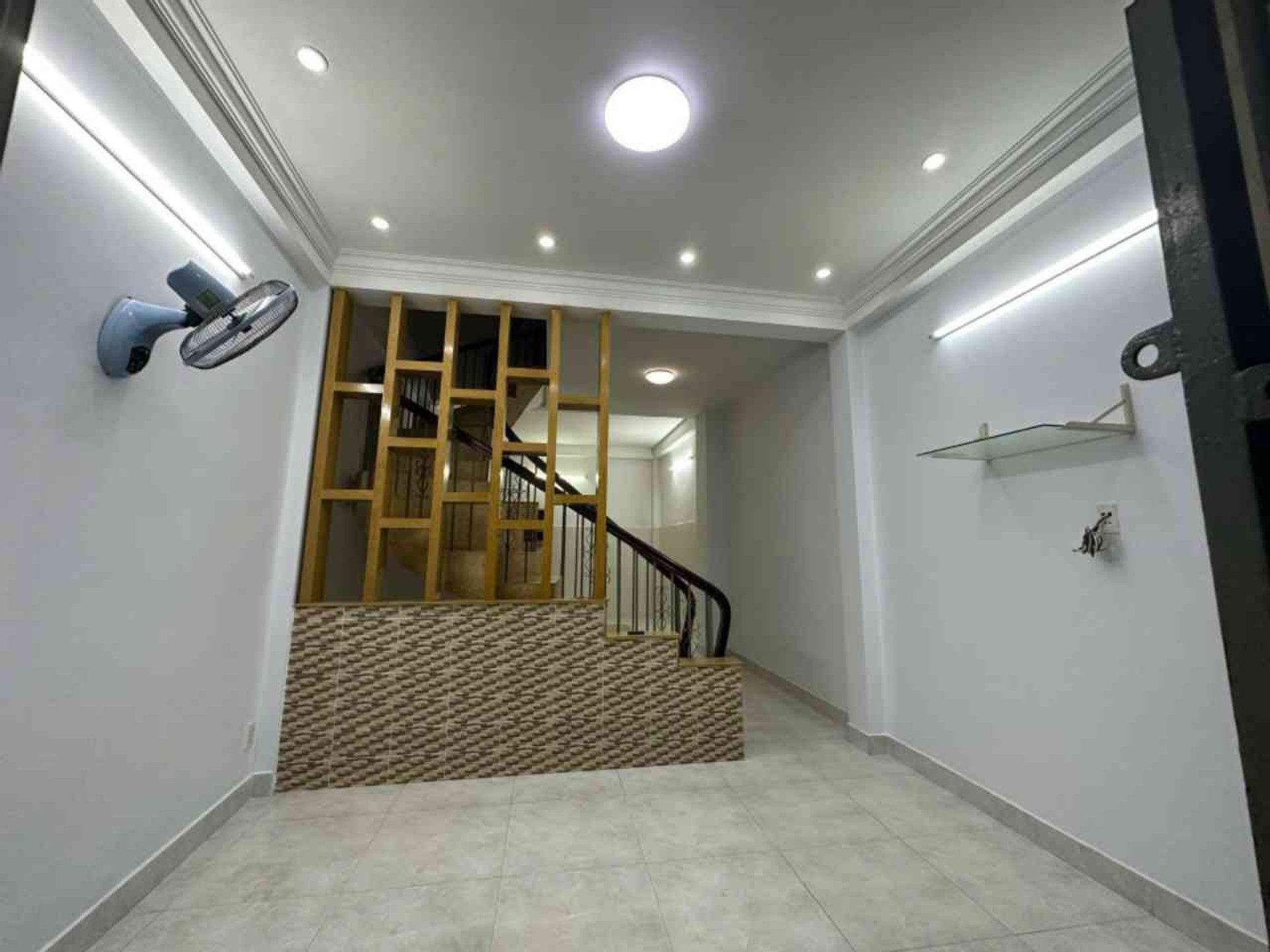 Nhà bán nguyễn kiệm, gần sân bay 3 tầng sổ hồng riêng