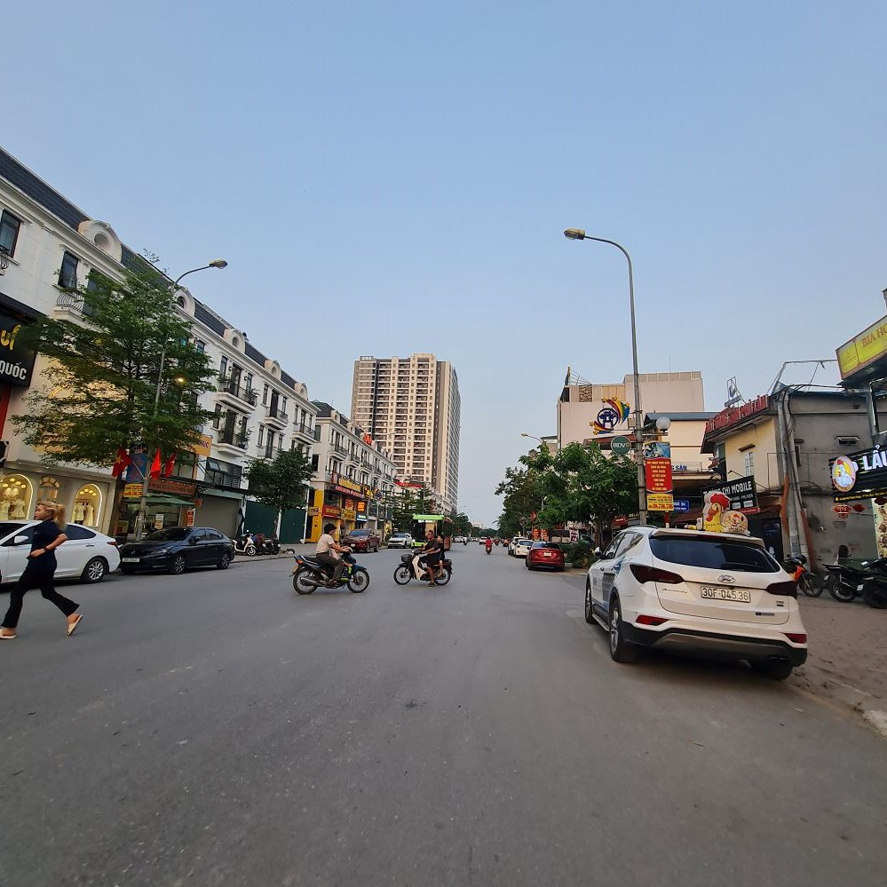 2x tỷ có tòa văn phòng 81m2, 5 tầng mặt phố 22m tại Trâu Quỳ, Gia Lâm.  Lh 0989894845