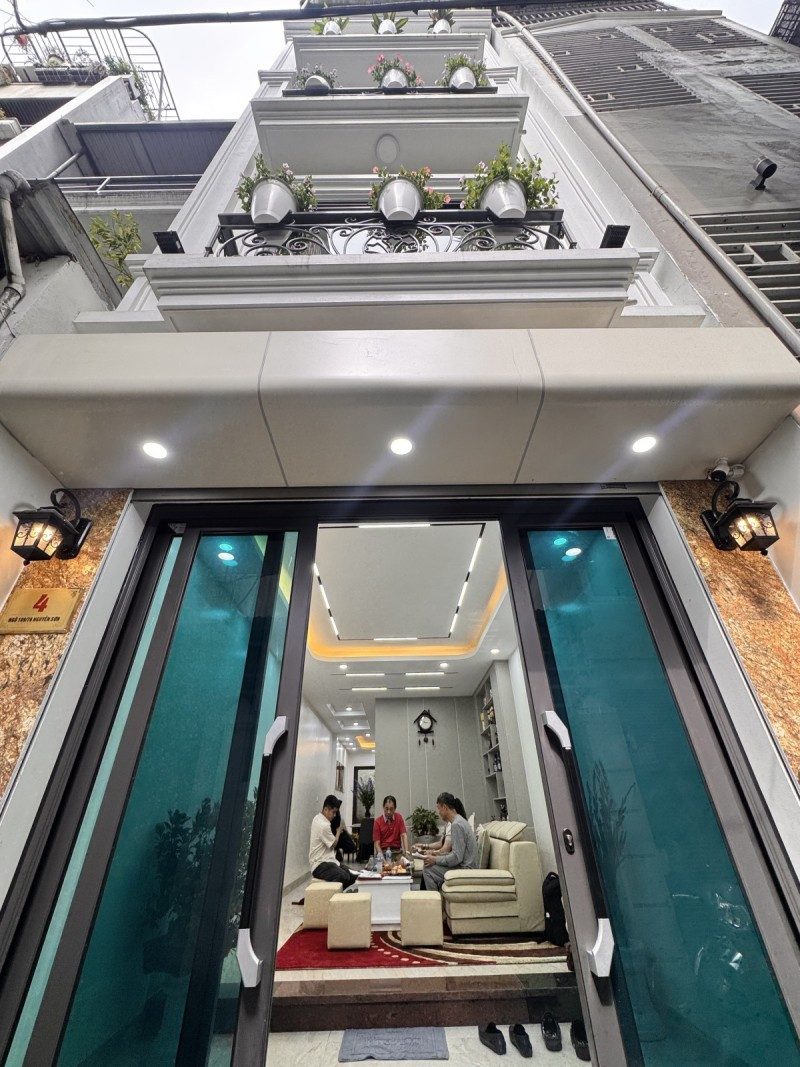 BÁN NHÀ RIÊNG 5 Tầng Phố Nguyễn Sơn 60 m2 mặt tiền 4m X 13.5 tỷ Long Biên-Hà Nội.