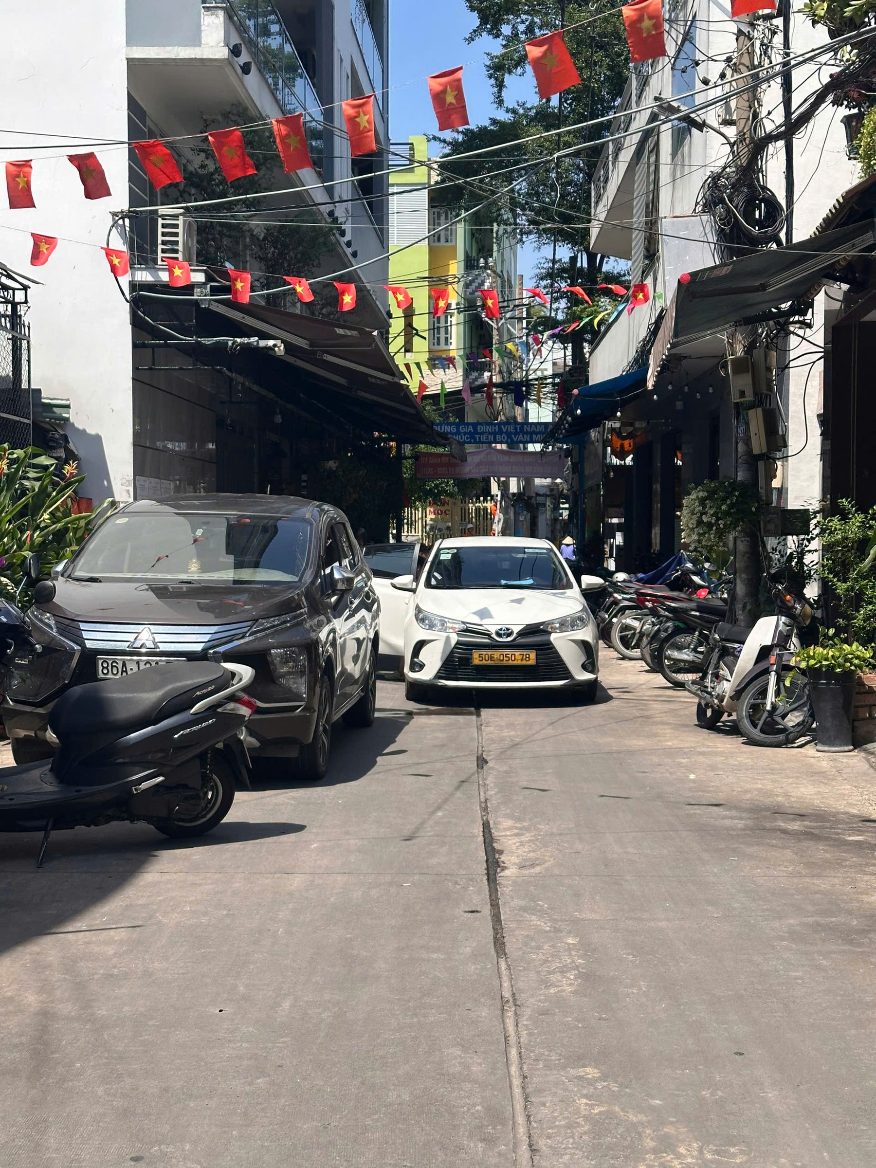 Nhà ngay chợ Tân Hương, 3 tầng - 3pn hẻm xe hơi tới nhà chỉ 5 tỷ 3