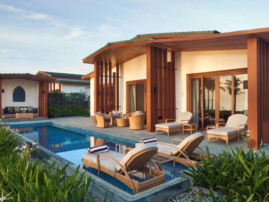 BÁN BIỆT THỰ BIỂN MÖVENPICK CAM RANH GIÁ CHỈ 17TỶ - 2PN , SẴN DÒNG TIỀN CHO THUÊ