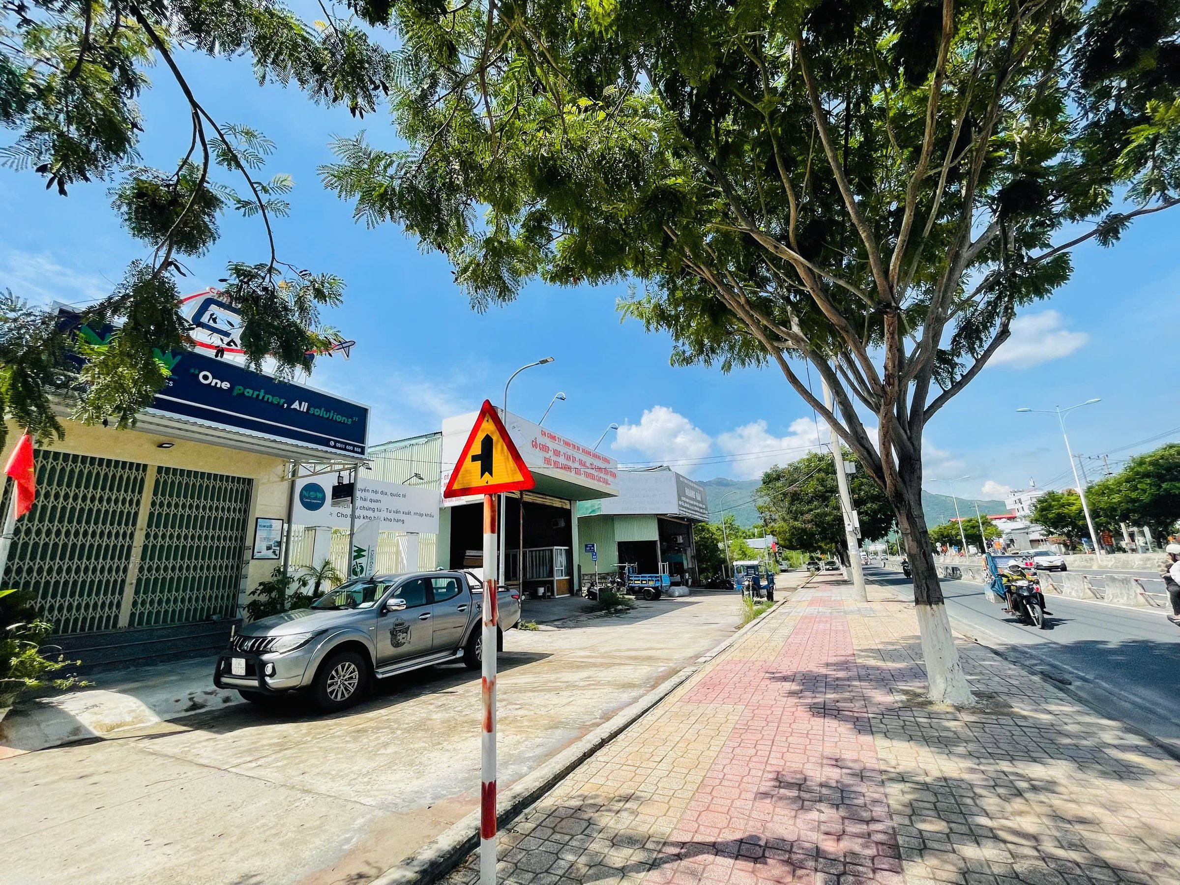 BÁN LÔ ĐẤT MẶT TIỀN ĐƯỜNG NGUYỄN TẤT THÀNH - TĐC HÒN RỚ 2 - NAM NHA TRANG
- DT : 239m2 ngang 10m full thổ cư 
- Vỉa hè rộng rãi phù hợp mở Showroom, xưởng kinh doanh…cách cầu Bình Tân chỉ 500m
- Hướng: Tây Bắc 
- Giá bán : 61 triệu/m2