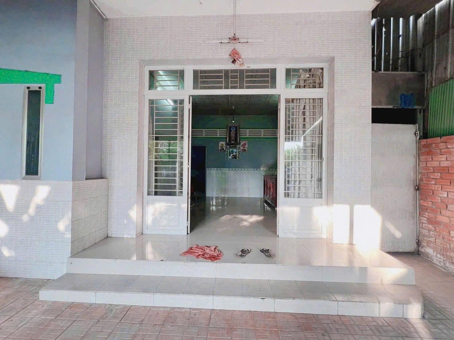 Nhà xây lâu nay cần tiền bán giá đất không tính nhà, 700 triệu sang tên đổi chủ.