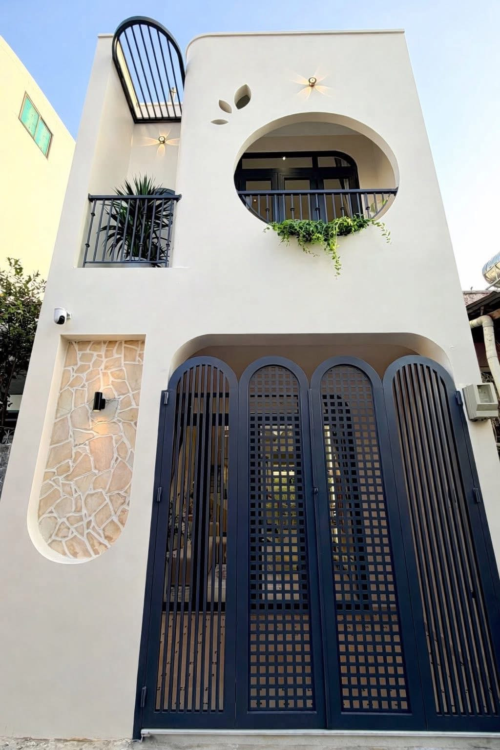 Bán gấp nhà ở vị trí trung tâm, hẻm 18 Nguyễn Thị Minh Khai, P. Đa Kao, Q1, diện tích 52,8m2. Giá 3 tỷ 500 triệu, đang cho thuê 28tr/tháng, sổ hồng riêng