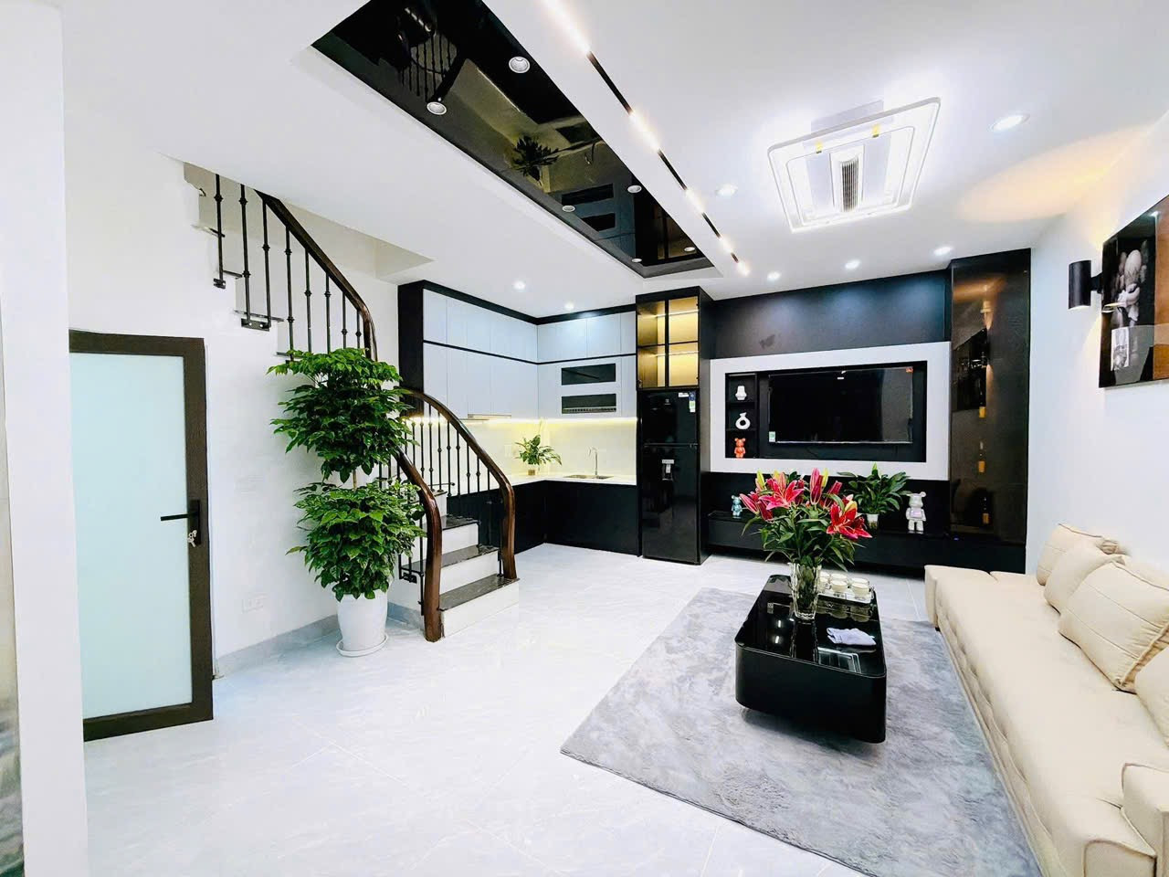 Cho thuê nhà trong ngõ Nguyễn Trãi-Thanh Xuân-50Mx4,5tầng-3 ngủ,4 wc-full đồ 14tr/1tháng