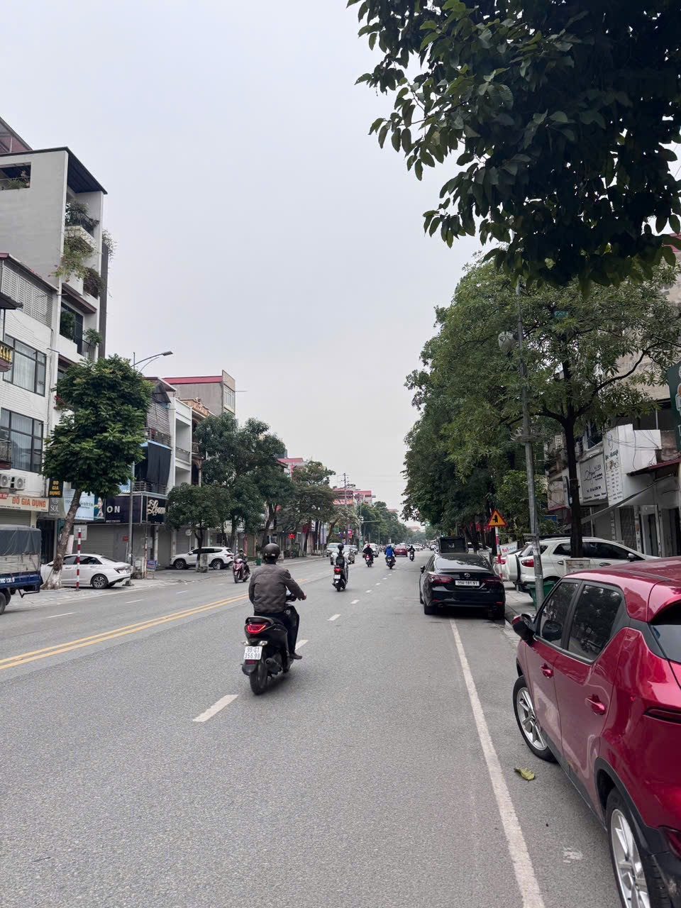 Bán đất tặng nhà 3 tầng mặt đường nguyễn trãi. Cạnh ngã 4 ngọc hân công chúa và chợ đọ. Diện tích 179m mặt tiền 10m hướng tây nam. Phường võ cường tỉnh bắc ninh