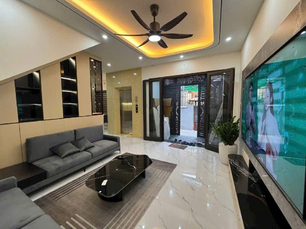 Cần bán 🏡 Trung tâm Long Biên ,Nguyễn Văn Cừ  ,nhà mới đẹp ở ngay 
+ 60m² thang máy xịn , full nội thất, Nhỉnh 12 🧄 
+ Lô góc thoáng vĩnh viễn ,thiết kế tối ưu đủ công năng cho gia đình nhiều thế hệ
📕 Sổ đỏ vuông vắn,mặt tiền siêu rộng
☎️ Lh : 0854 979 98