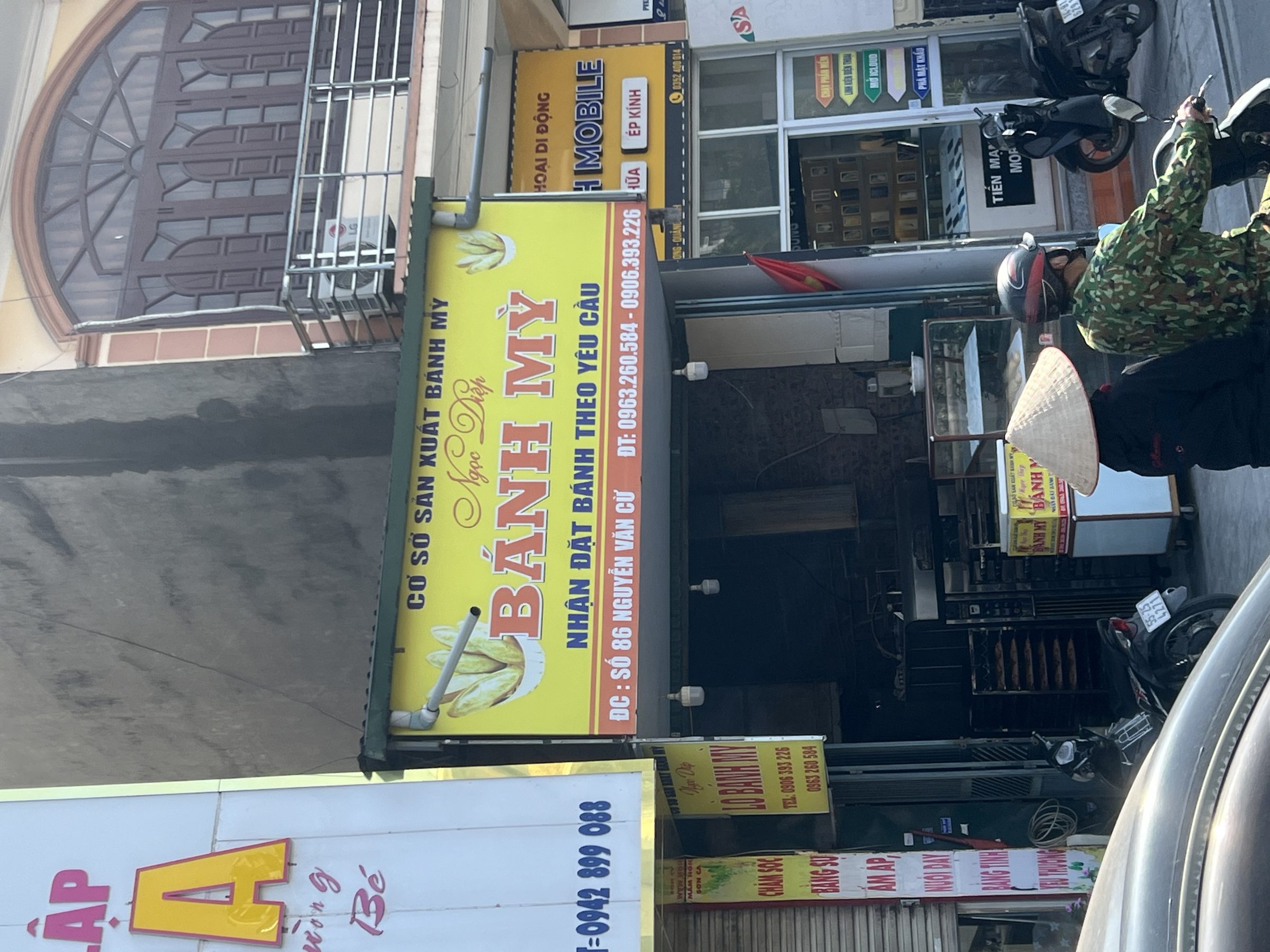 Bán Nhà mặt đường Nguyễn Văn Cừ , TP Hạ Long (nhà cấp 4 tính giá đất tặng nhà), tiện kinh doanh, hiện đang cho thuê cố định 8 triệu/tháng. 56 m2, giá 9 tỷ đồng, liên hệ: 0904596296