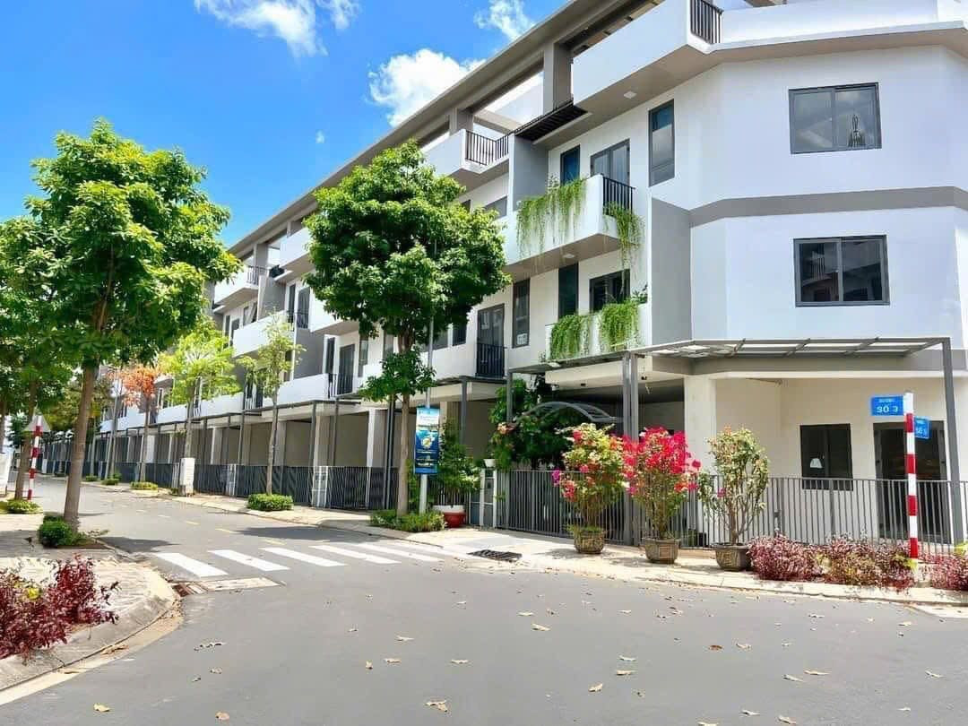 Cần bán căn nhà phố ven sông vàm cỏ đông, thị trấn Bến Lức Long An. Giá rẻ.