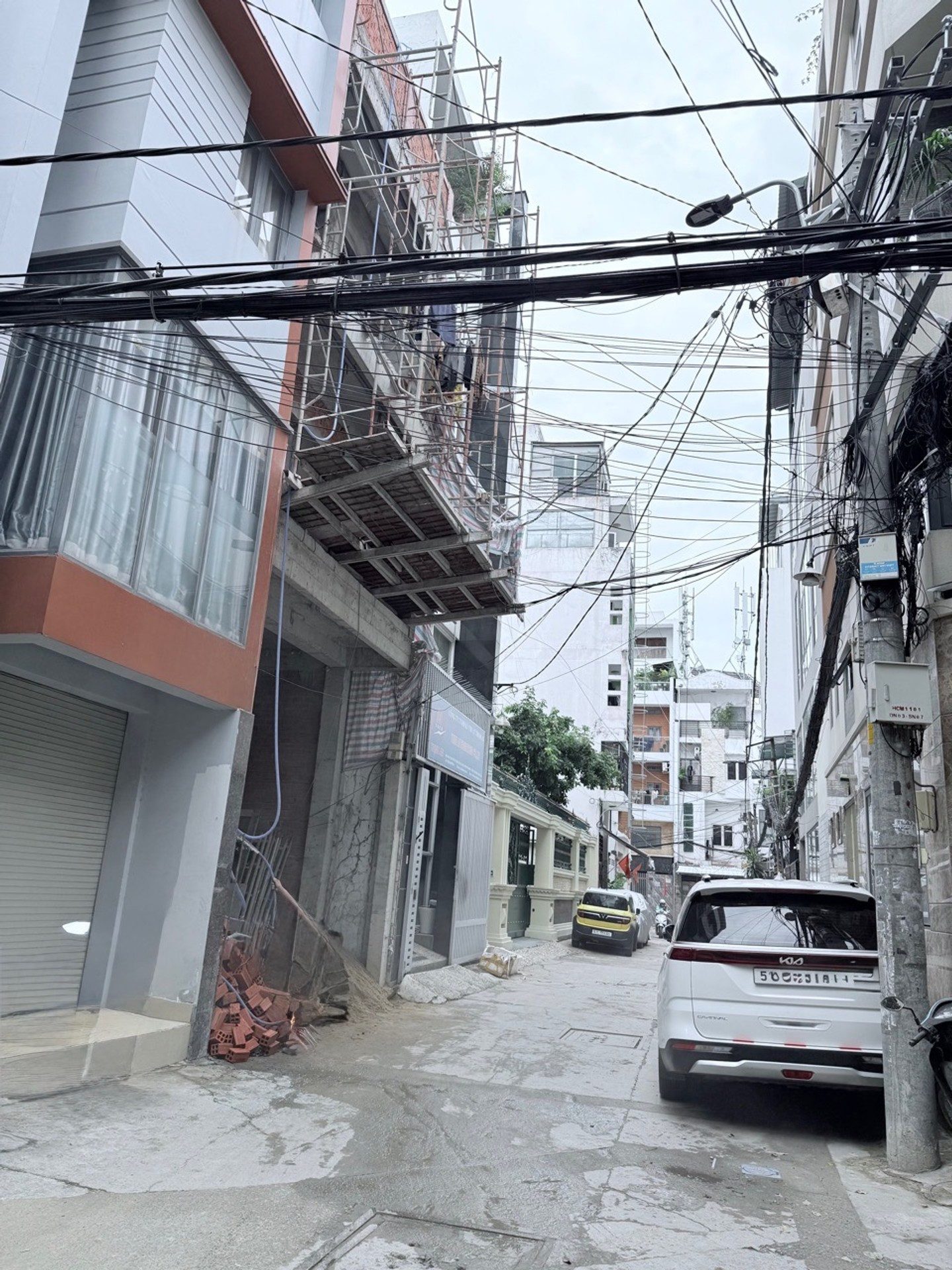Nhà bán nguyễn xí 3 tầng hẽm xe hơi gần bênh xe ,ung văn khiêm