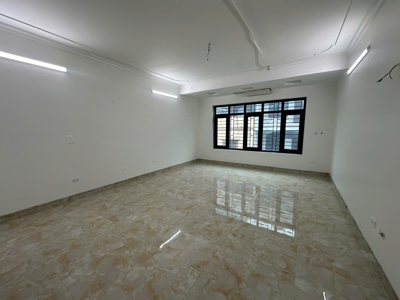 Cho thuê nhà riêng phân lô Nguyễn Xiển, 55 m2 x 7 tầng, thang máy, sàn thông