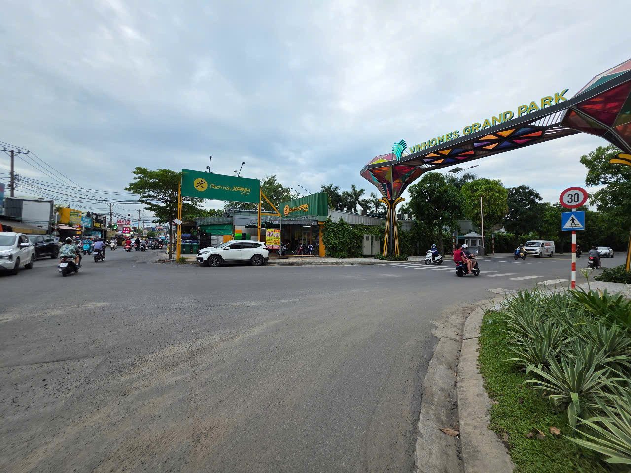 🚨🏡H.IẾ.M MẶT TIỀN ĐƯỜNG NGUYỄN XIỂN ĐỐI DIỆN VINHOMES Q9 142M2 CHỈ 13.X TỶ DÒNG TIỀN ỔN ĐỊNH