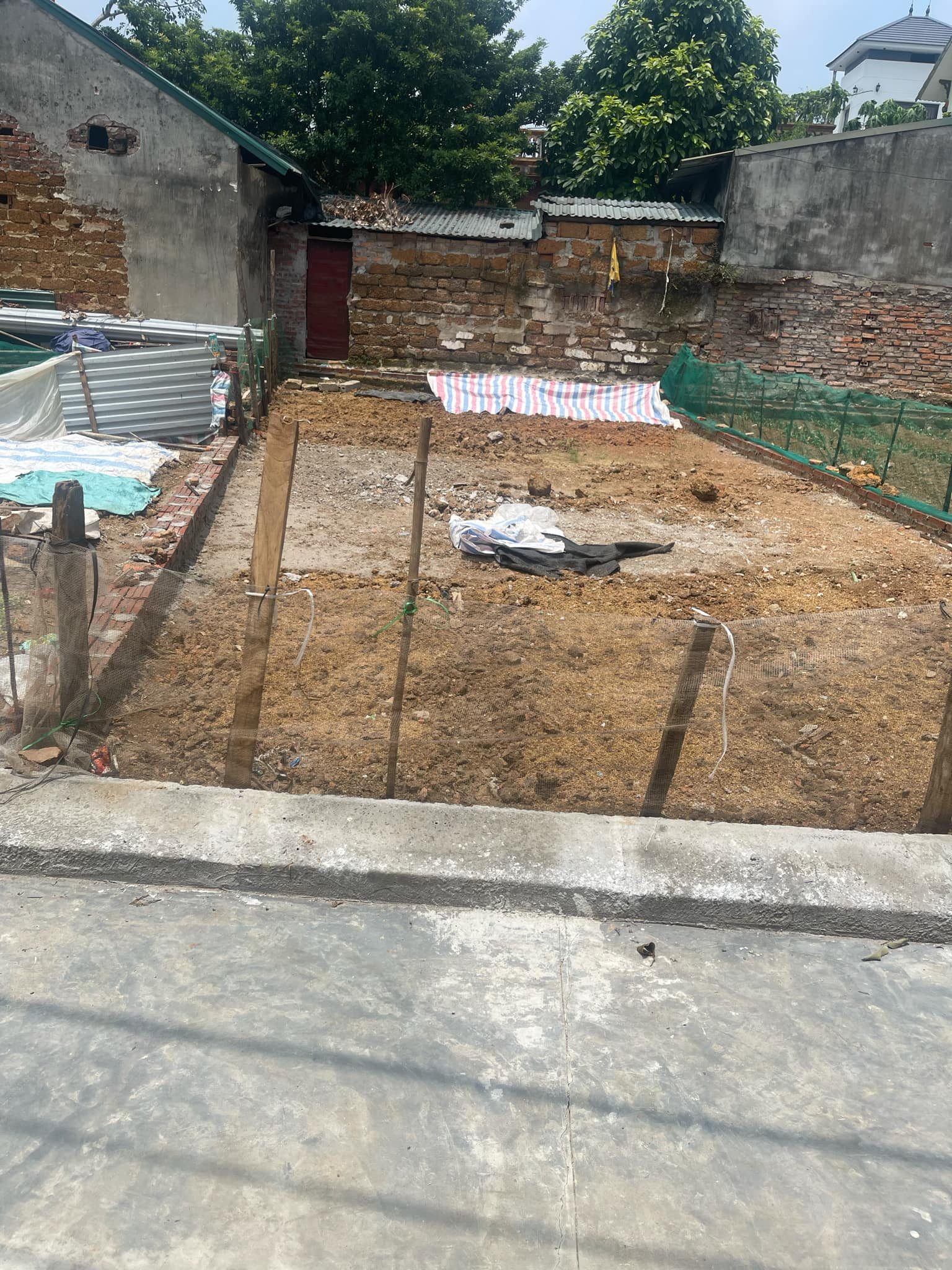 Cắt bán 80m2 gần trường đại học FPT và Học Viện Tài Chính