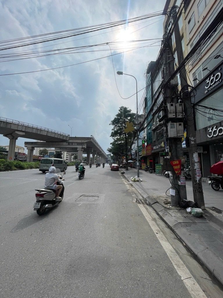 NHÀ SÁT GA METRO NHỔN , ĐH CÔNG NGHIỆP , 6 tầng thang máy Lô góc , Oto đỗ cửa , 50m ra phố