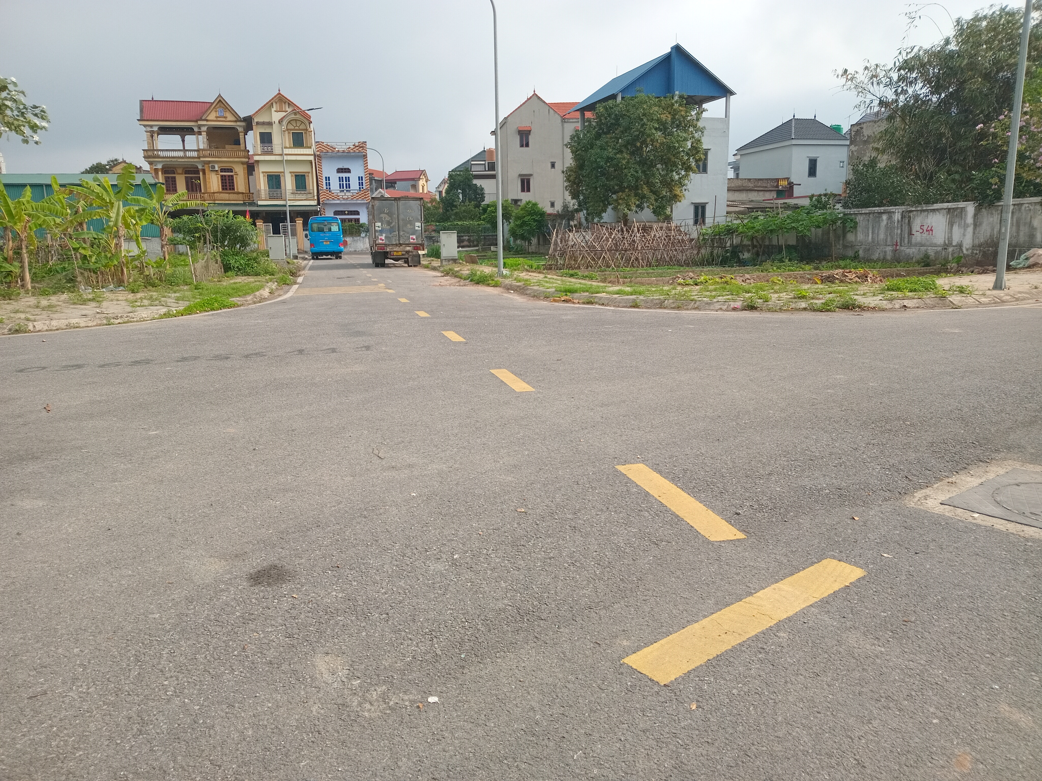 Đấu giá Tân Quang Văn Lâm vỉa hè ô tô tránh 2 mặt đường
