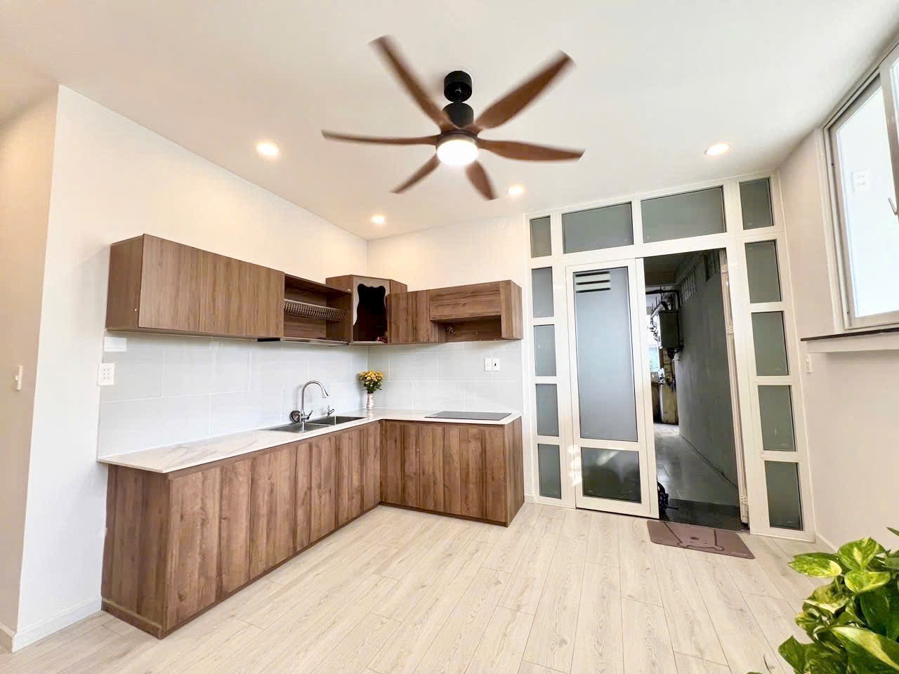Căn hộ siêu Vip, dtsd gần 80m2, 2 phòng ngủ, đầy đủ nội thất, 3.x