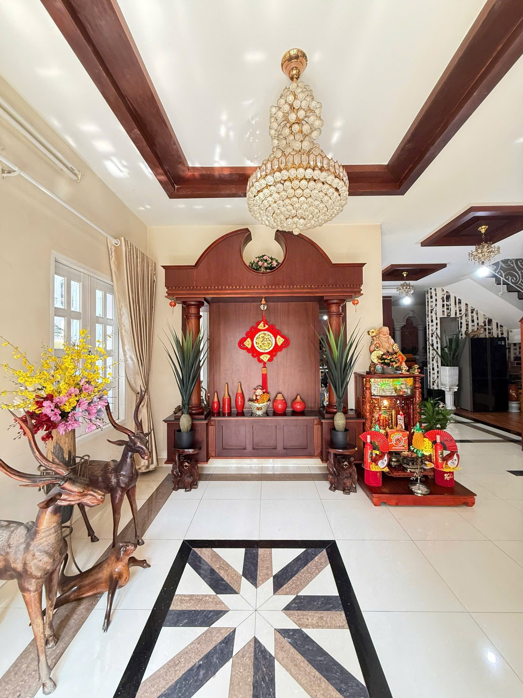 SIÊU PHẨM NHÀ MẶT TIỀN ĐƯỜNG NÚI MỘT – VILLA CHÂU ÂU GIỮA LÒNG PHỐ BIỂN
 • Diện tích tổng: 272,96m²• Ngang cực đẹp: 11,3m – có thể mở thêm lối đi riêng ➝ tiềm năng 2 mặt tiền