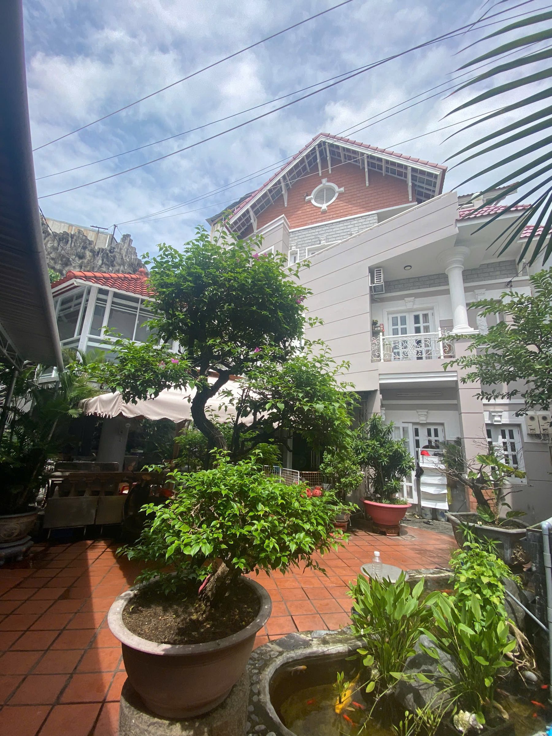 🔥Siêu phẩm nhà 3 tầng thiết kế theo biệt thự nằm tại Phường Trung tâm Nha Trang
⚡️Nằm ngay ngã 6 , gần nhà thờ Núi
Khu dân cư sầm uất kinh doanh nhiều mặt hàng ăn uống.