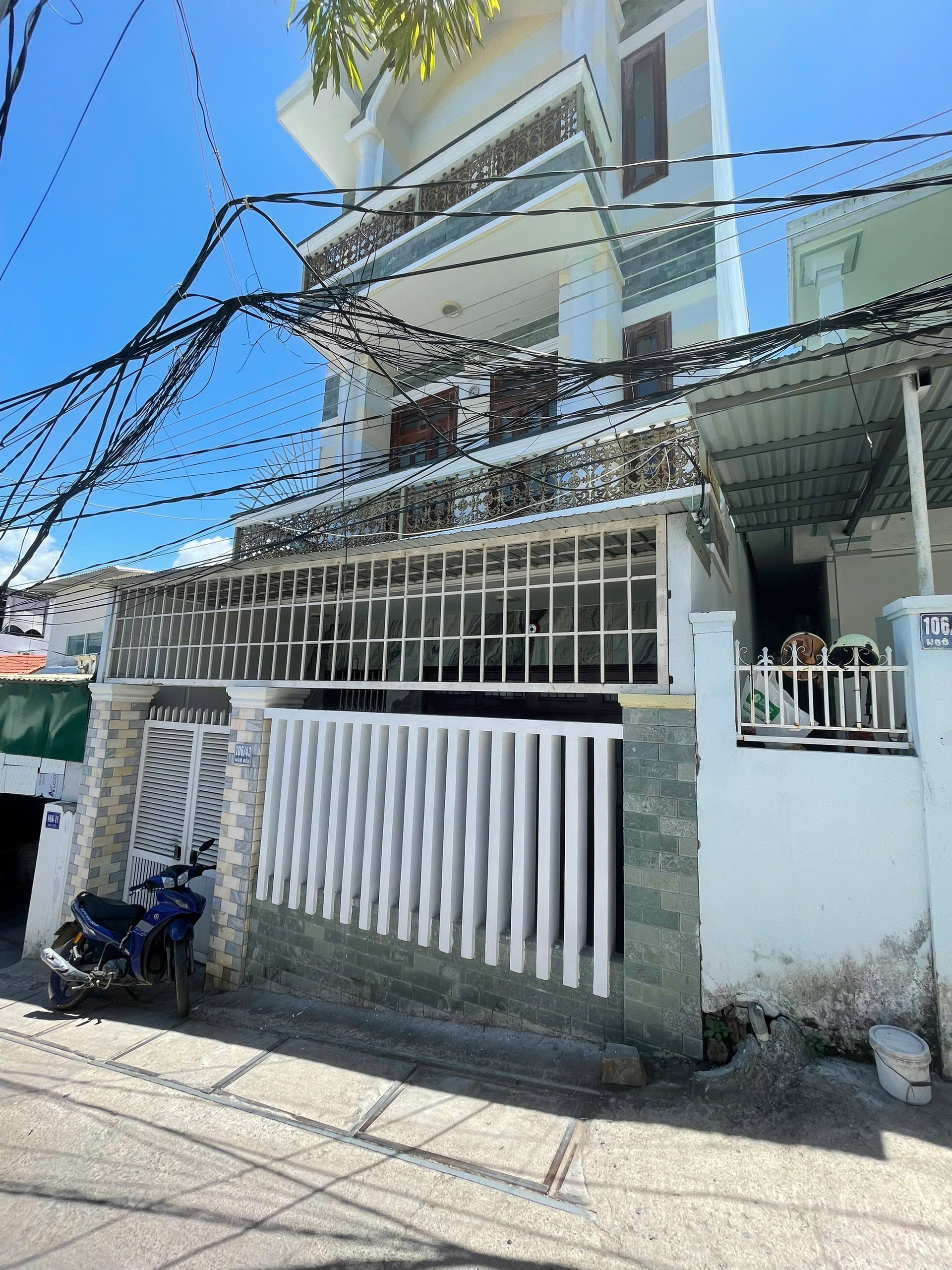 NHÀ 1 TRỆT 2 LẦU – NÚI SẠN, BẮC NHA TRANG

• DT 73m² – ngang 6m – full thổ
• Hướng Đông Nam – sổ hồng hoàn công