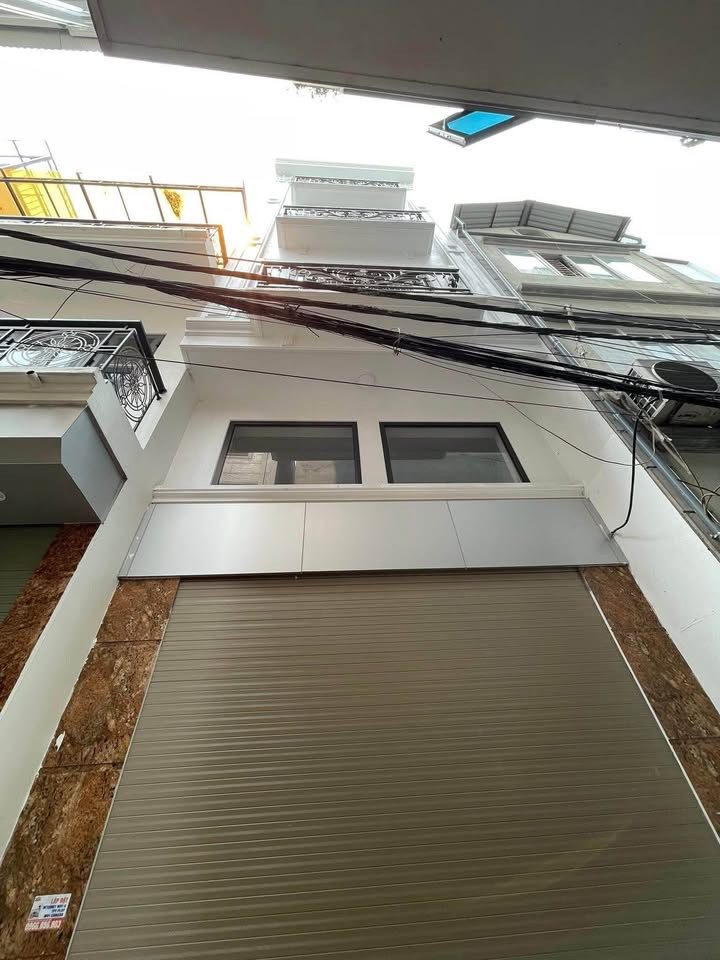 Xã Đàn - dlt - 6 Tầng thang máy. Ô Tô đỗ cổng. Cách 10m ra mặt phố Xã Đàn, Mặt tiền 5m khủng
🔥🔥🔥Mô tả: Chào hơn 11t
Tầng 1: khách + bếp + vệ sinh
Tầng 2+3+4+5: mỗi tầng 1 ngủ + vệ sinh
Tầng 6: phòng thờ + sân phơi
- Vị trí đỉnh, sát trường, chợ, ngân