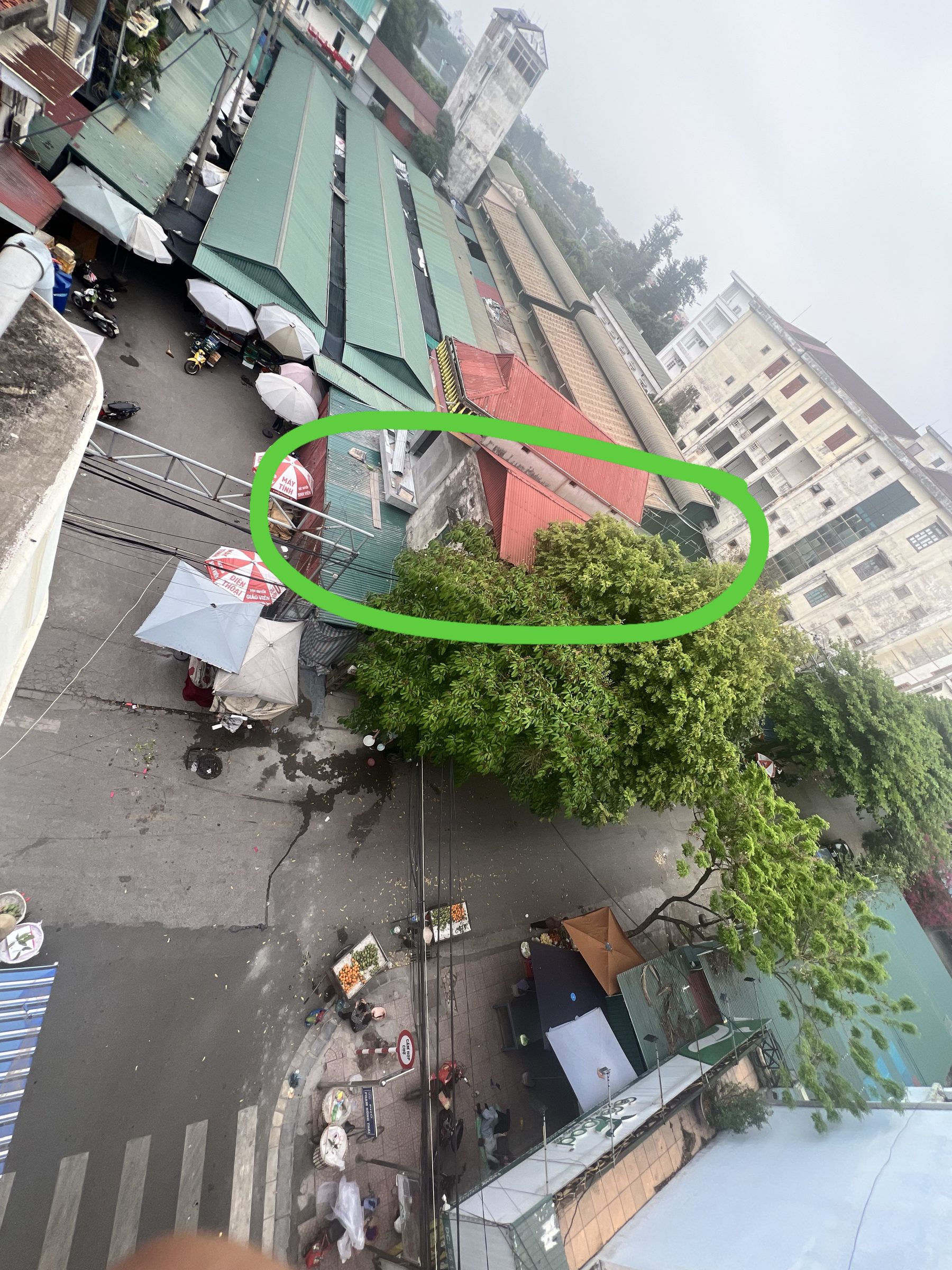 Nhà lô góc 2 mặt tiền. Đối diện cổng chợ