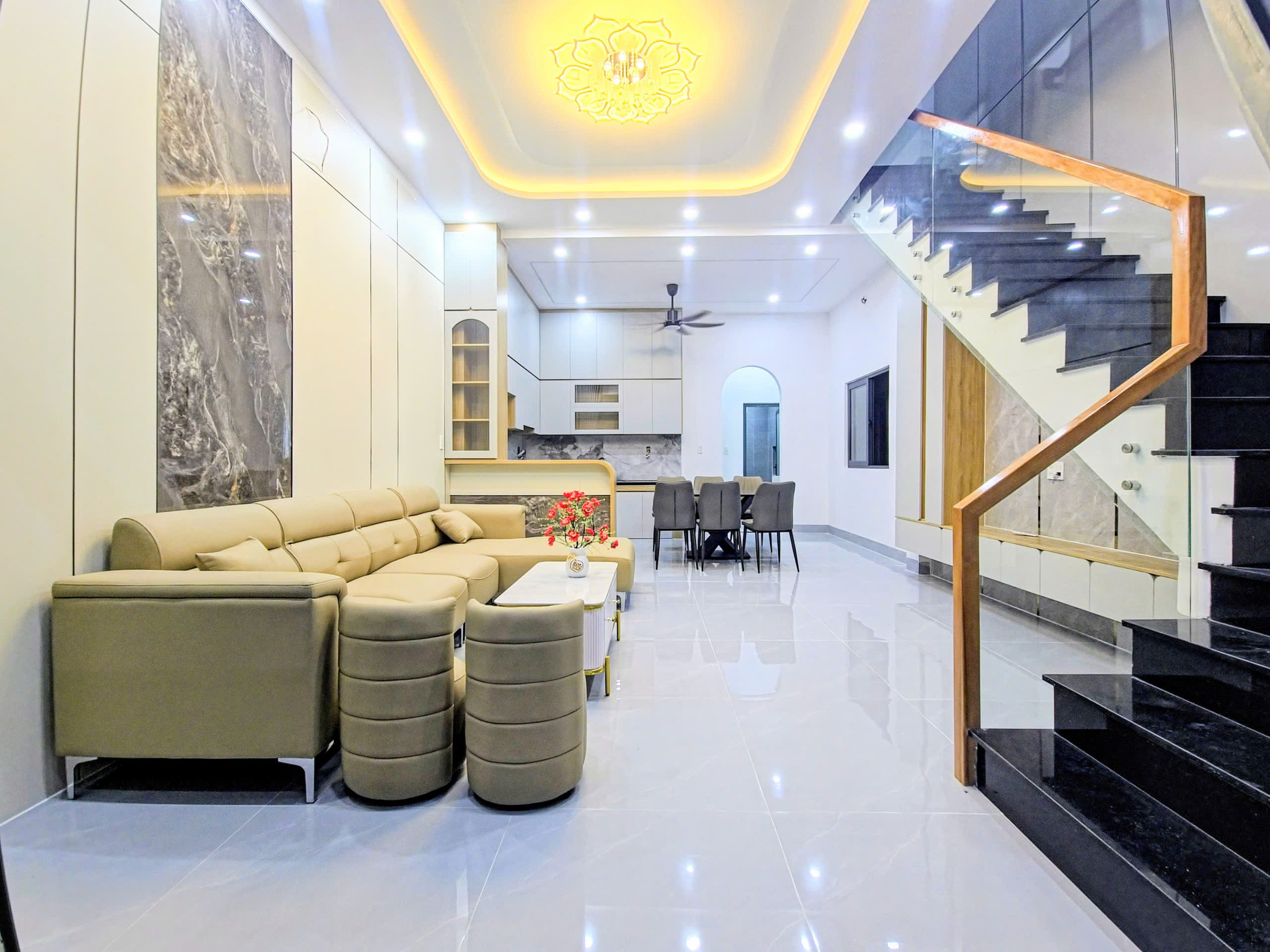 Cần bán nhanh căn nhà nằm ngay trục Đường Phạm Hùng- Quận 8 - Gía bán ra chỉ 1 tỷ 890 triệu , cách chợ, tttm chỉ 400m , hiện tại đang cho thuê 8 tr/th