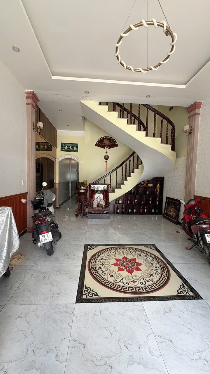 Cần bán nhà Mt đường Phạm Hùng