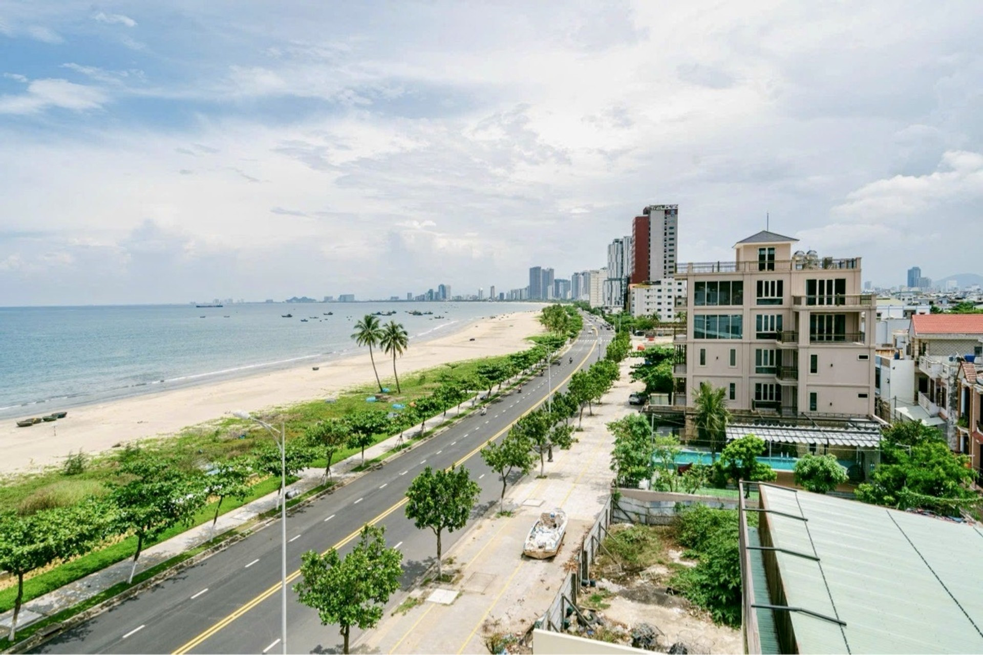Bán Nhanh Lô Đất Chỉ Cách Biển Vài Bước Chân - Giá Nhỉnh 12 Tỷ.!