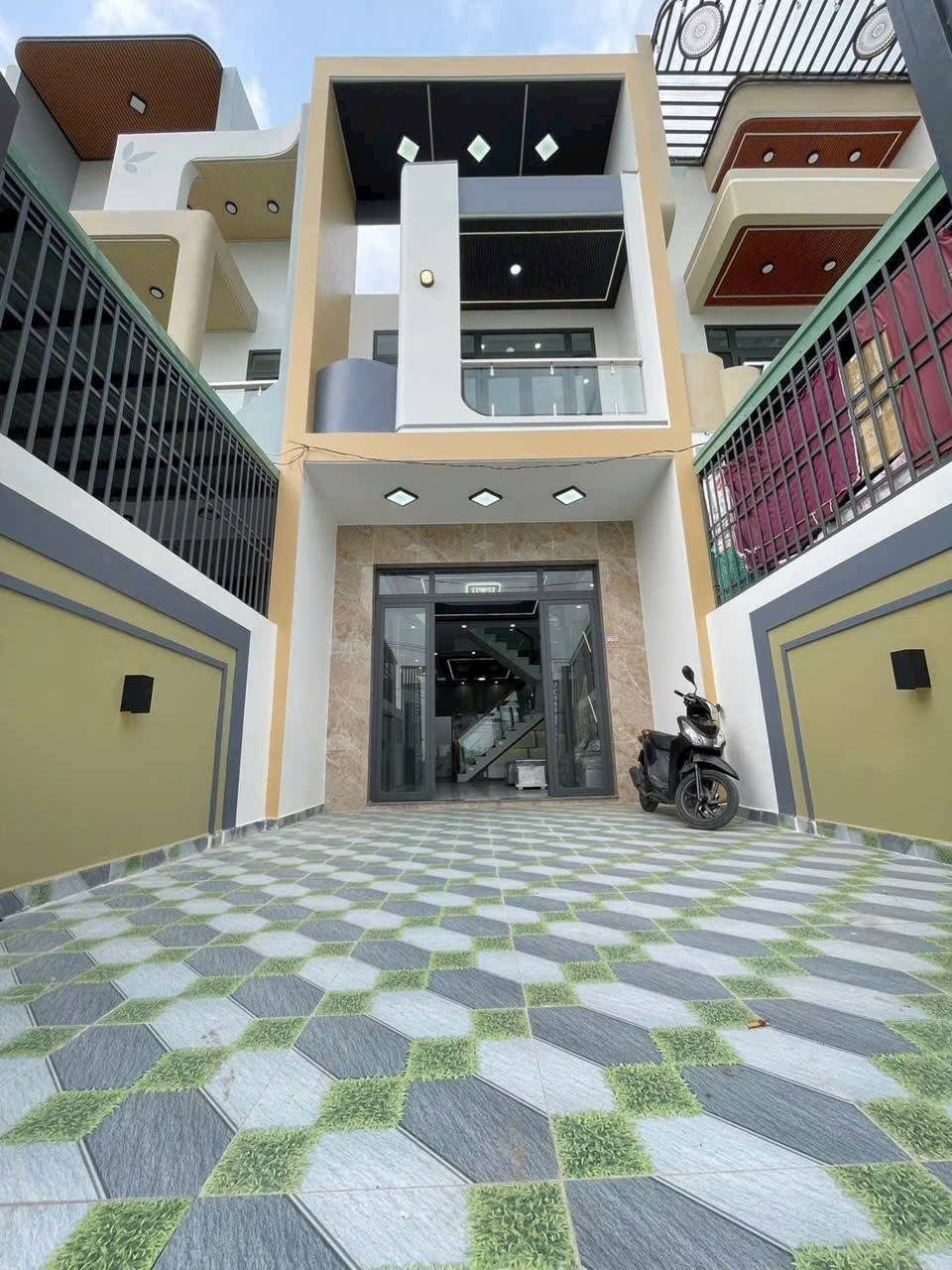 Chủ Gửi Bán Gấp Nhà 2 Lầu 3PN 4WC - Diện Tích 135m2 - Sổ Hồng Riêng - Phan Công Hớn - Hóc Môn - TPHCM