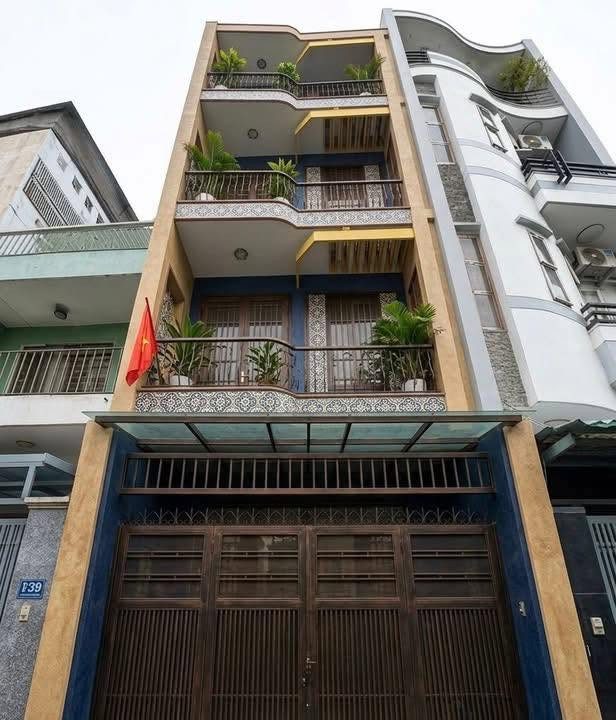 🔥 Bán gấp nhà đẹp ngay đường Đoàn Thị Điểm giá chỉ 4 tỷ 300 ở Q.Phú Nhuận, 63,7m². SHR hẻm xe hơi 🔥
