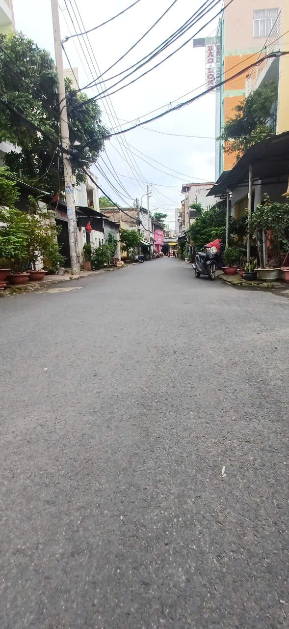 Bán gấp Nhà 3 tầng, hẻm 8m, gần emart Phan Huy Ich, 60m2, giá hơn 6 tỷ, Gò Vấp