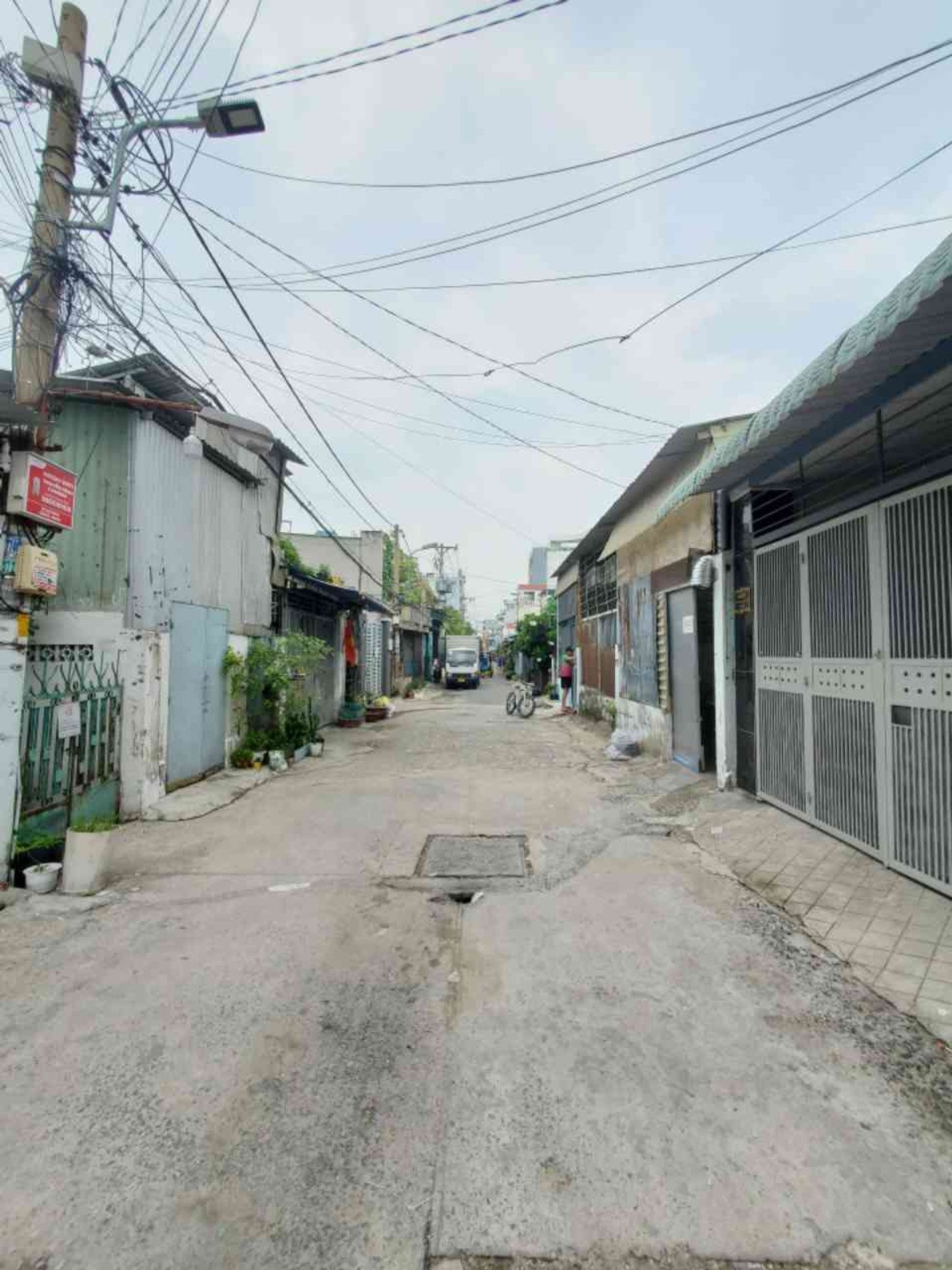 Nhà bán căn hộ dịch vụ 4 tầng 9pn, 90m2 sổ hồng riêng.