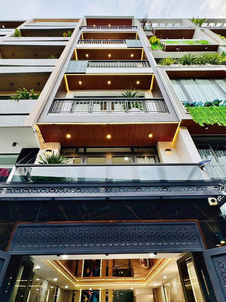Nhà có thang máy hẻm Phan Huy Ích, P.14 Gò Vấp. Giá: 4,68 tỷ. DT: 80m2. 5 Tầng. Sổ Hồng Riêng