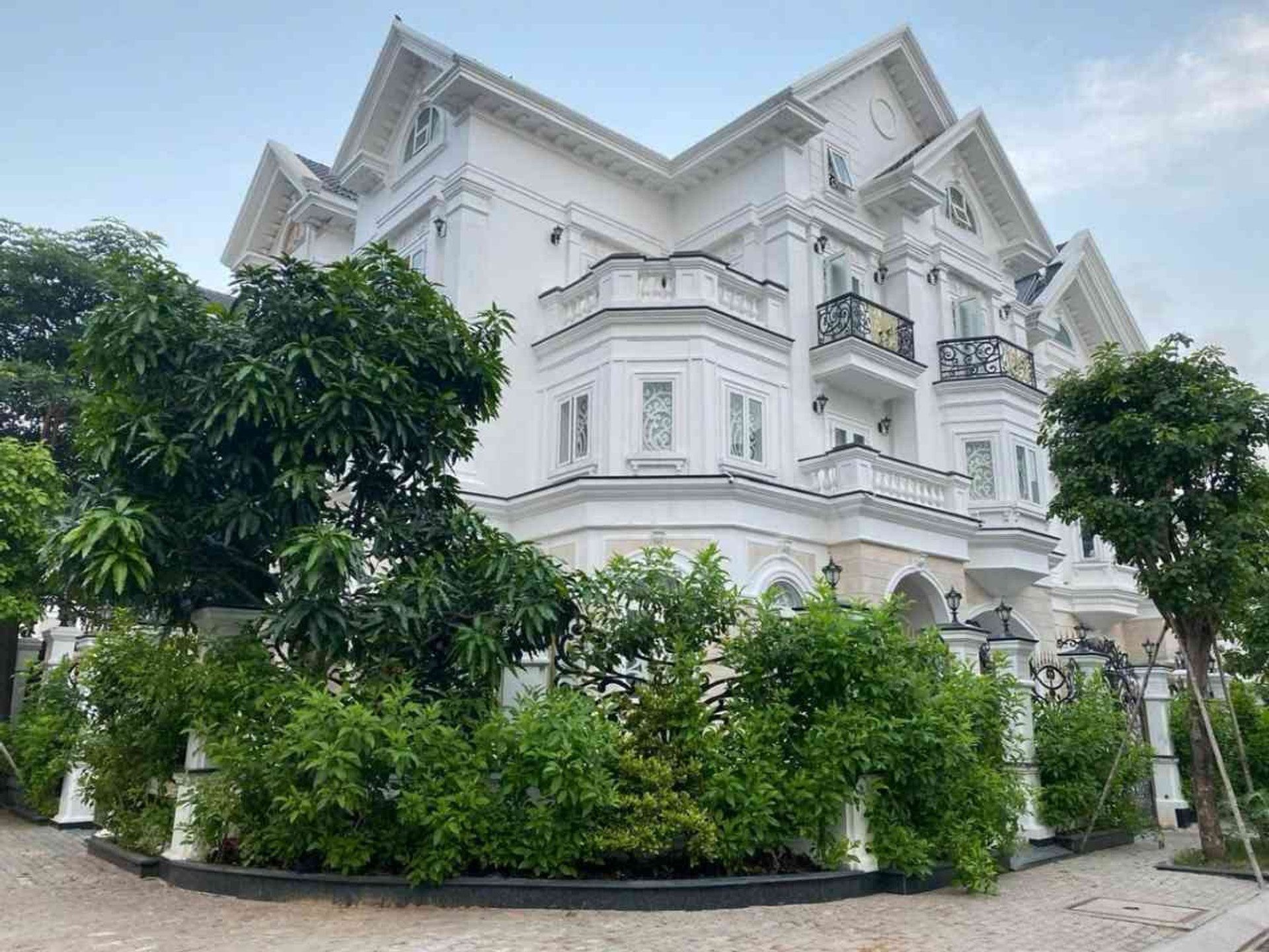 VIP BIỆT THỰ 2 MẶT TIỀN CITY LAND - GIÁ 72TỶ -  SỔ HỒNG RIÊNG - KẾ PHẠM VĂN ĐỒNG - EMART - NƠI ĐÁNG SỐNG CHO NGƯỜI ĐẲNG CẤP.