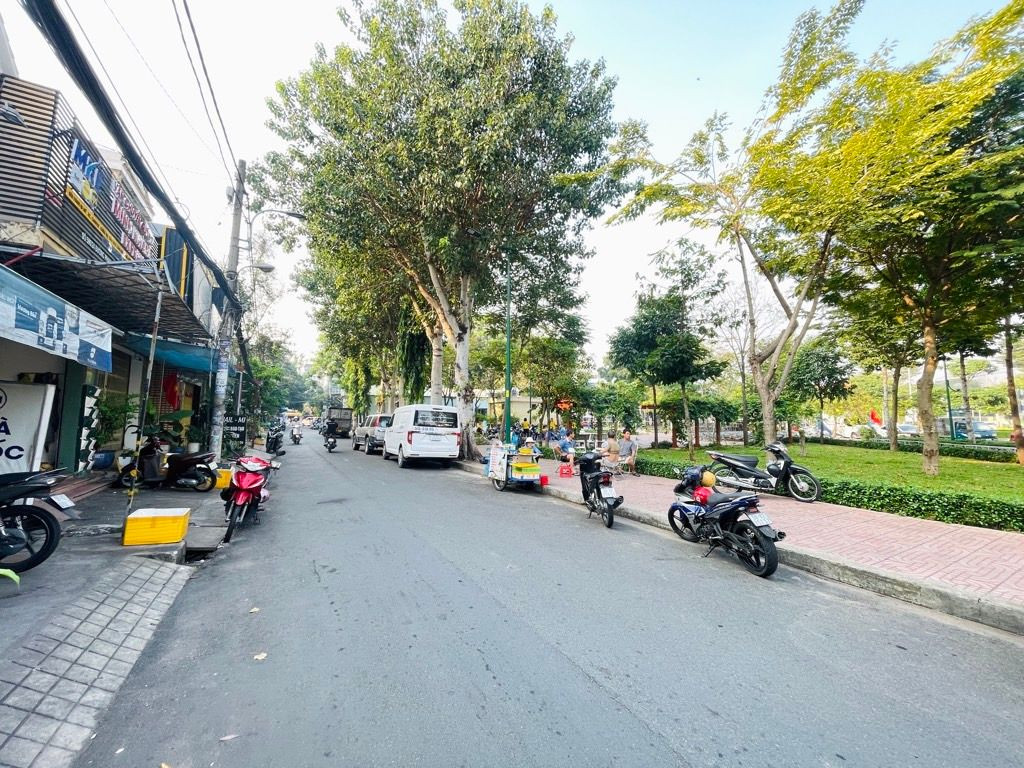 Gấp bán sổ hồng riêng, hẽm xe hơi thông, gần chợ, siêu thị, trường học