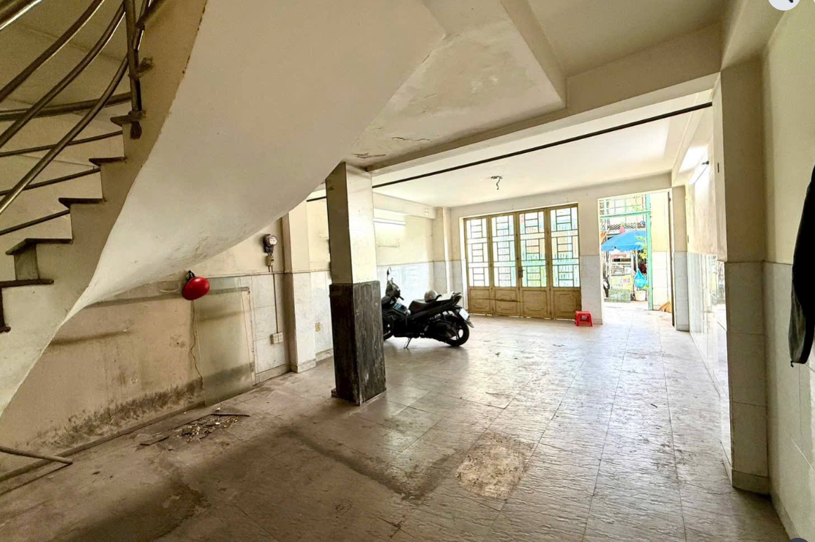 Diện Tích: 4,65m x 20m.Diện Tích Đất 90m2 ,CN 83m2 .
👉Kết Cấu : 5 Tầng + Sân Thượng ,Mái Đúc .Hiện Tại Thiết Kế 14Phòng 15Wc , Làm Thêm 6 Phòng.
👉Doanh Thu Cho Thuê Được 95tr/tháng (Tương Đương 8,5%/Năm )
👉Vị Trí  Tương Lai Sát Mặt Tiền Rạch Xuyên Tâm,