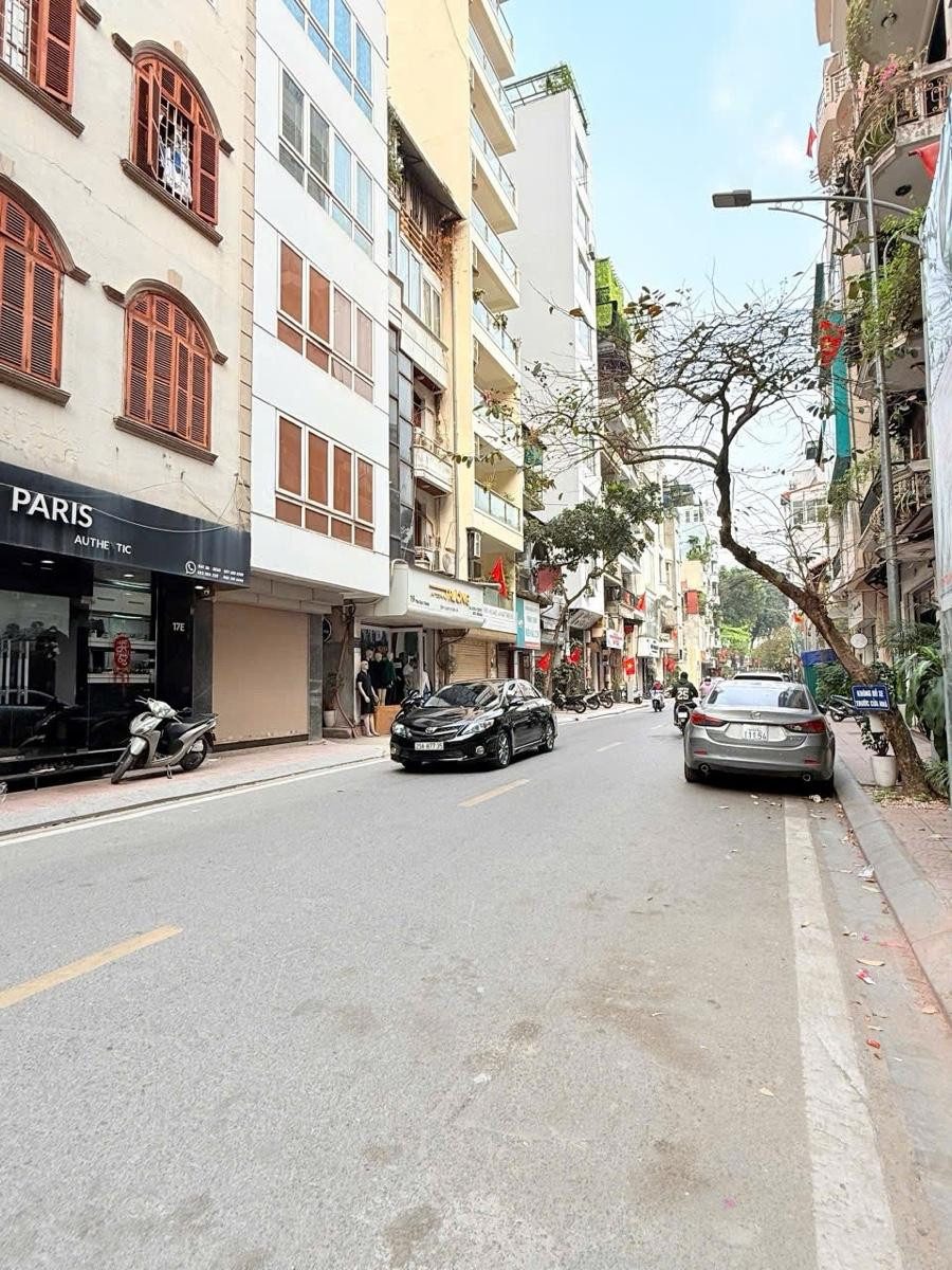 Phó Đức Chính - 15m ra phố. Vài bước ra Hồ Tây, Trúc Bạch. Lô góc 2 thoáng vĩnh viễn. KD sầm uất ngày đêm