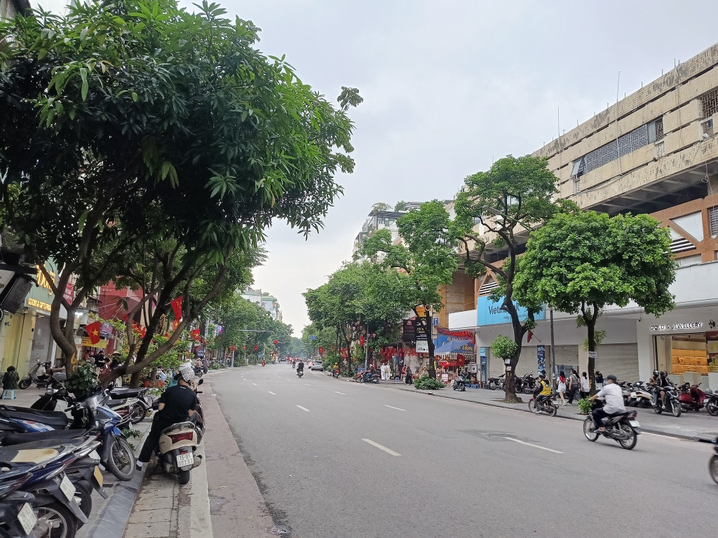 Nhà 1T, siêu VIP Mặt Phố Huế, trung tâm quận HBT, kinh doanh đẹp, ô tô đỗ cửa