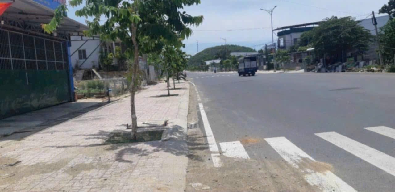 Chủ cần bán 660m đất ngay mặt tiền đường Phong Châu, Gần Tỉnh Lộ 3.
Dt trên sổ: 660m2 - ngang 12,20.
Có 100m thổ cư, còn lại là tcln.
Dt thực: gần 1000m2.
Có nhà xưởng 150m2.
Giá bán 12tỷ 500( có thương lượng).