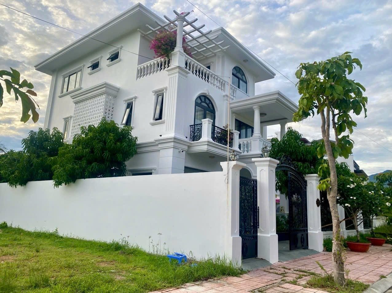 BÁN BIỆT THỰ  VIEW Sông Tắc Nhatrang -Có Thang Máy 
Diện Tích:. 360m2. 3 tầng nội thất đầy đủ
Đường hiện trạng: 13m . Sau giáp Sông Tắc 
Có 5 PN 5WC, thang máy. Sổ chủ đầu tư. Xd hoàn công, đợi gắng tên vào sổ