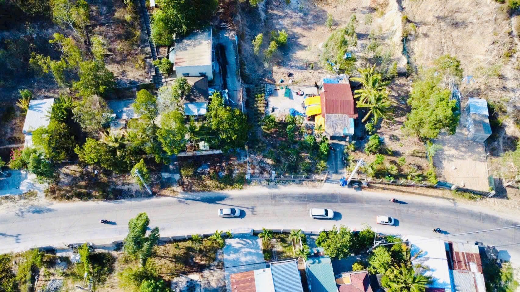 BÁN ĐẤT MT Đường PHONG CHÂU – GẦN SUN GROUP, Sát BIỆT THỰ GIÁNG HƯƠNG
ĐỐI DIỆN KĐT HÒN 1 – CÁCH BIỂN VÀI PHÚT 
   Thông số lô đất:
* Diện tích 1.297m² (ngang 11m), trong đó có 100m² thổ cư.
*Hướng : Đông Nam mát quanh năm