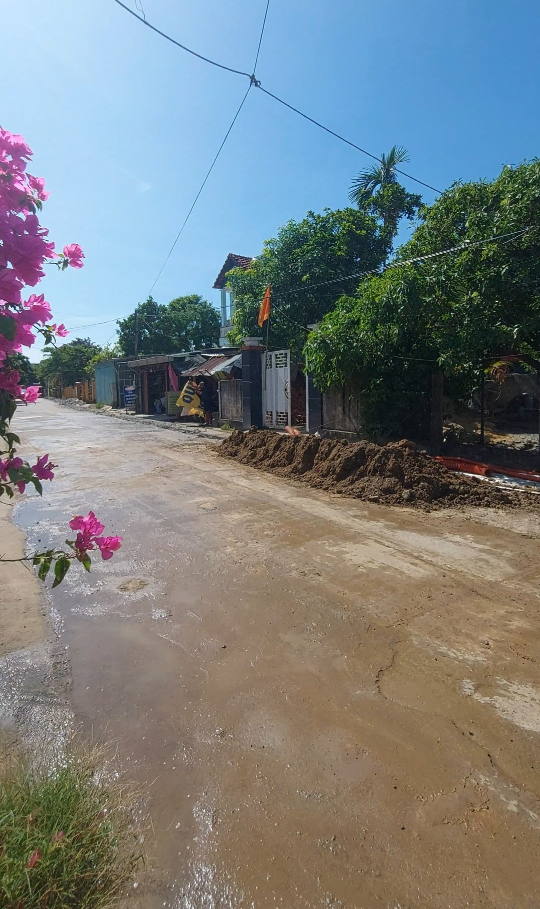 Mặt tiền đường Phong Nam Hòa Châu Đà Nẵng. Đường 7.5m .Đang thi công nâng lên 10.5m