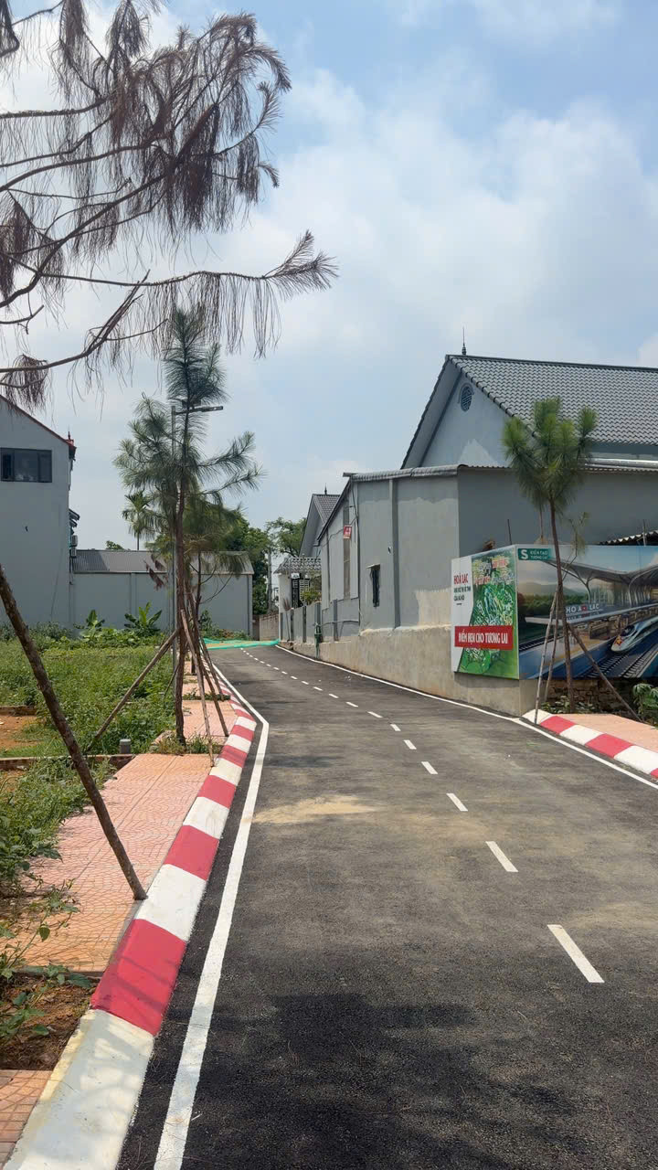 Đón sóng 2 trường ĐH CMC và GTVT,Nhỉnh 2 tỷ em bán 100m Lô Góc Phú Cát,đường thông 2 ô tô