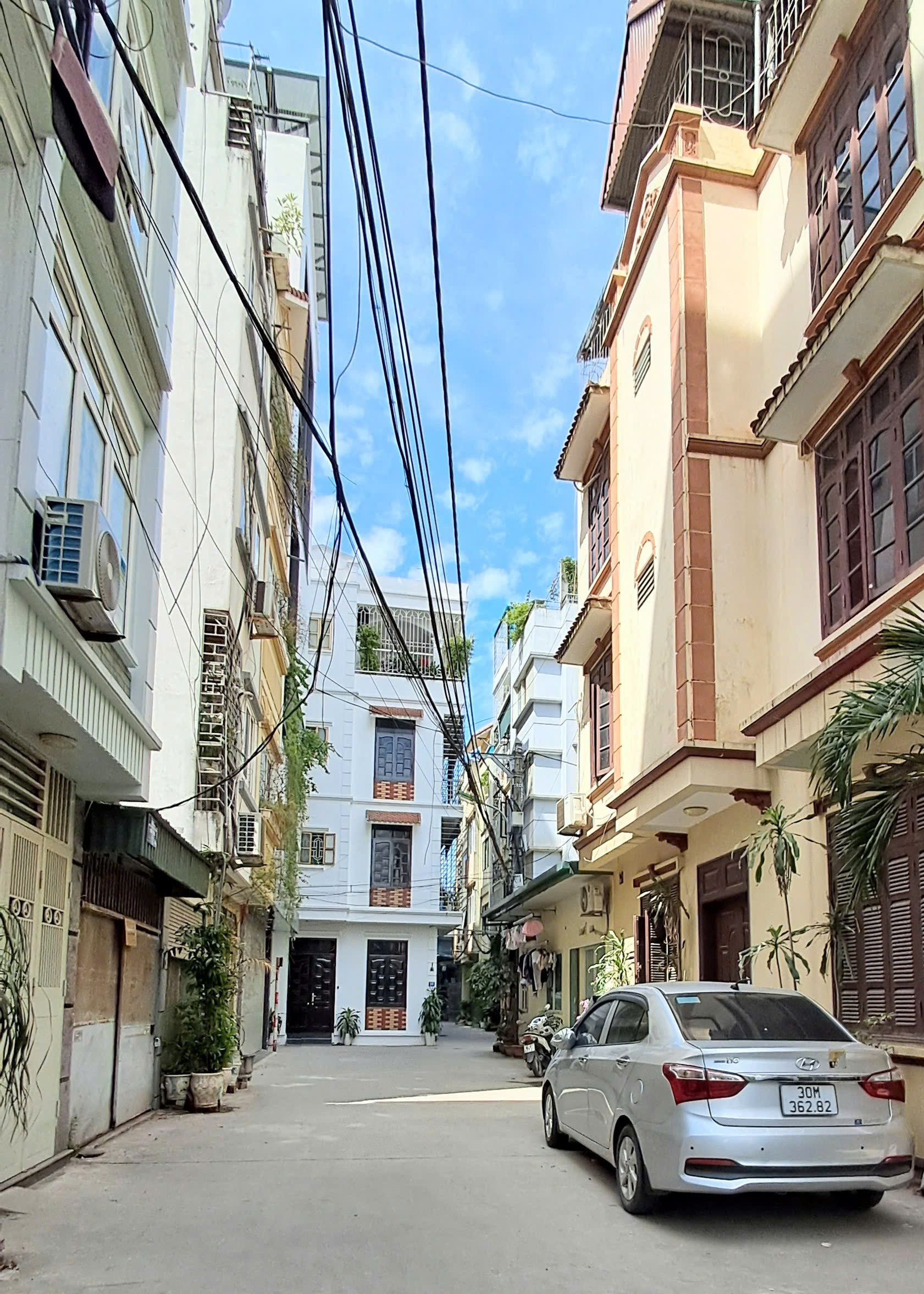 Bán nhà PHÚ DIỄN. Phân lô Quân Đội, Ôto tránh, dừng đỗ, vào nhà. Thoáng trước sau.