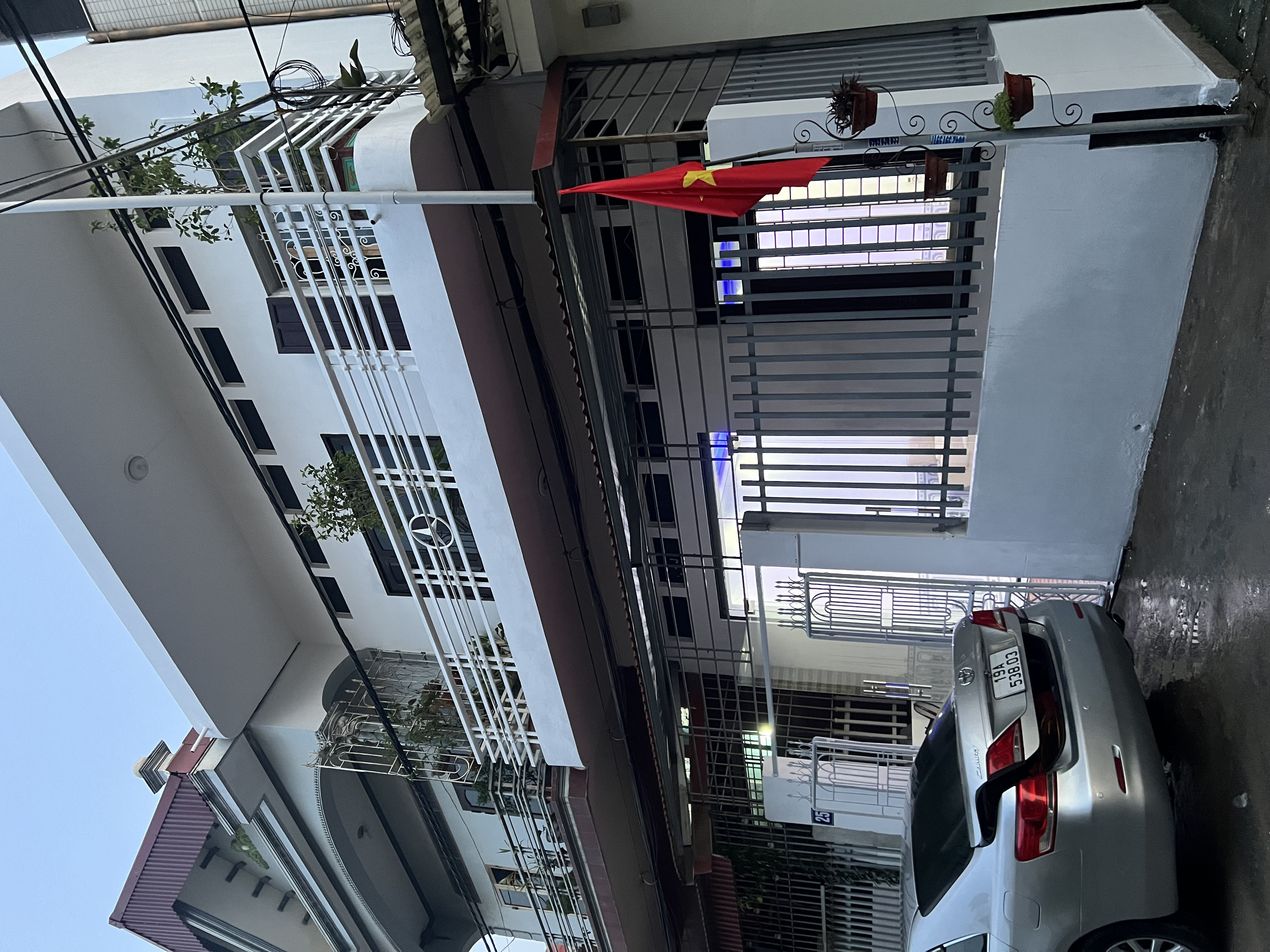 nhà mặt phố dữa trung tâm tiện kinh doanh buôn bán gần tất cả điện , đường , trường , trạm